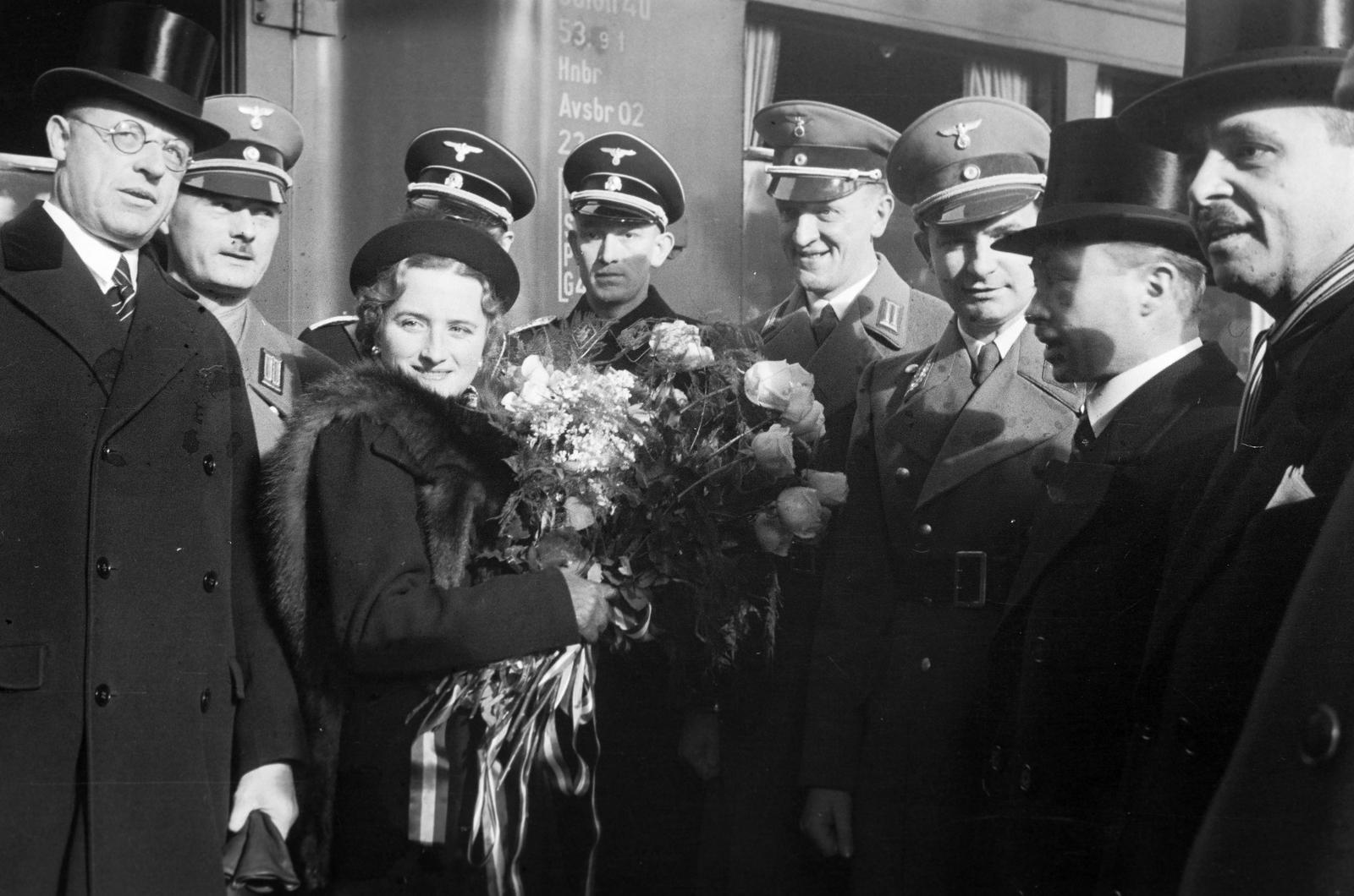 Magyarország, Budapest VIII., Keleti pályaudvar, külső vágányok. Bohle német államtitkár fogadása., 1938, Inkey Tibor, német katona, virágcsokor, hölgy, Budapest, Fortepan #303980
