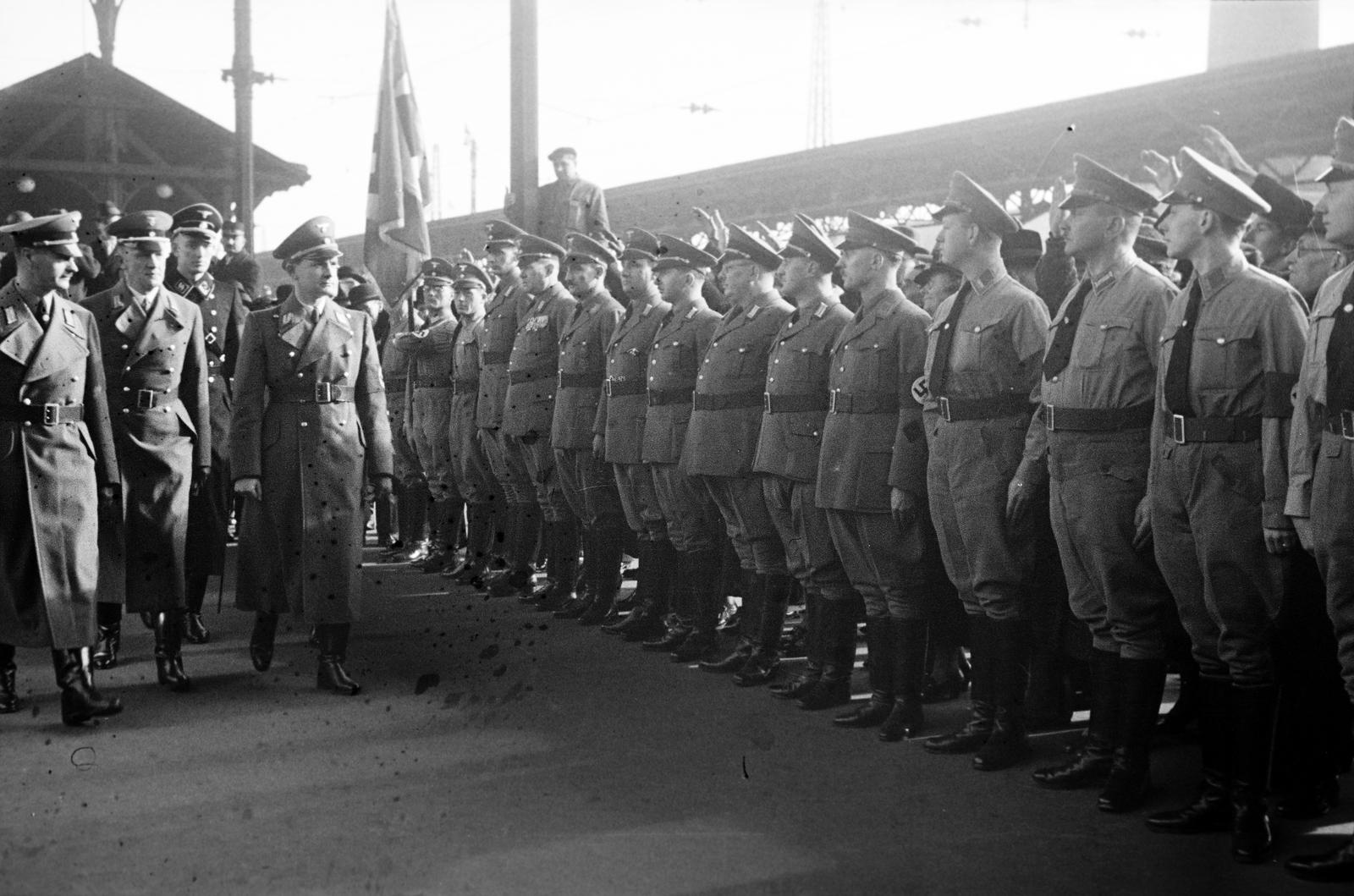 Magyarország, Budapest VIII., Keleti pályaudvar, külső vágányok. Bohle német államtitkár fogadása., 1938, Inkey Tibor, sorakozó, német katona, horogkereszt, Budapest, Fortepan #303981