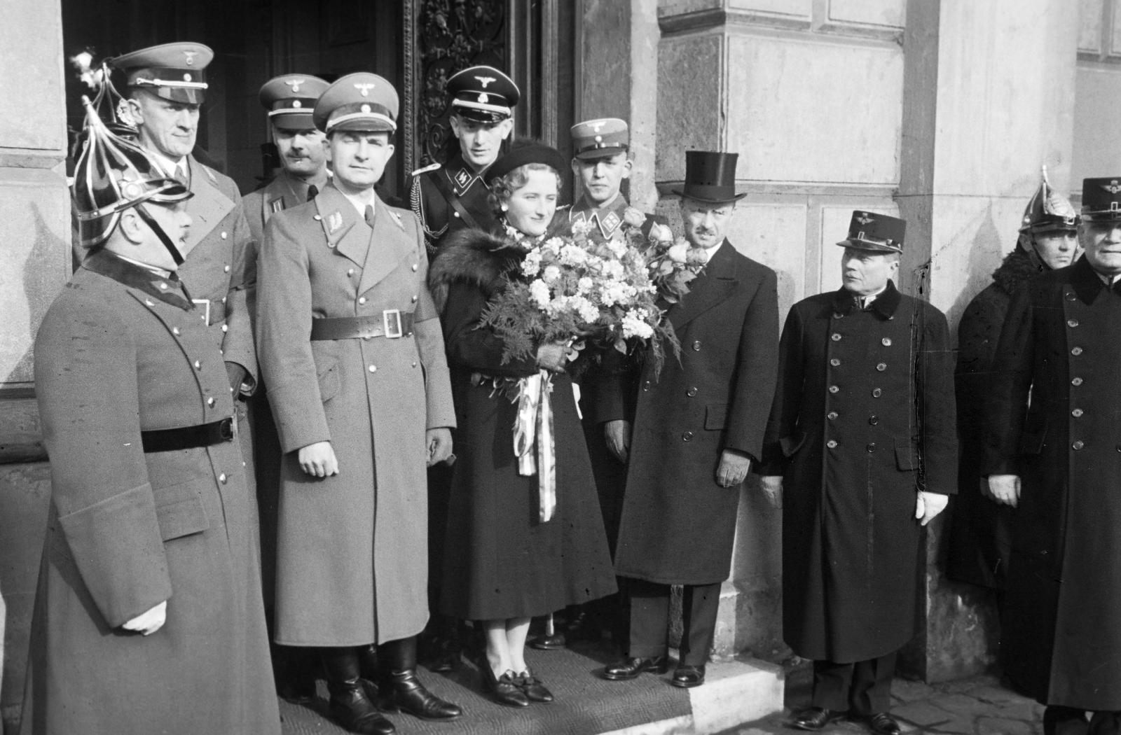 Magyarország, Budapest VIII., Keleti pályaudvar, Bohle német államtitkár feleségével, mellettük jobbra báró Apor Gábor, a külügyminiszter állandó helyettese., 1938, Inkey Tibor, Budapest, Fortepan #303982