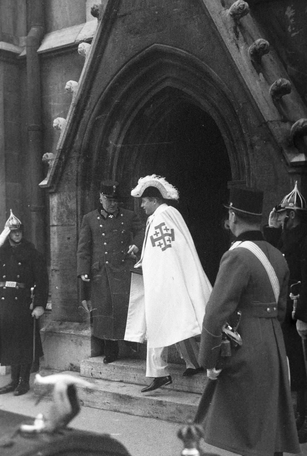 Magyarország, budai Vár, Budapest I., Szentháromság tér, a felvétel a Mátyás-templom északi oldalbejáratánál készült. József főherceg és József Ferenc főherceg a Szent Sír Lovagrend magyarországi helytartója., 1939, Inkey Tibor, köpeny, fejfedő, katona, Budapest, Fortepan #303994