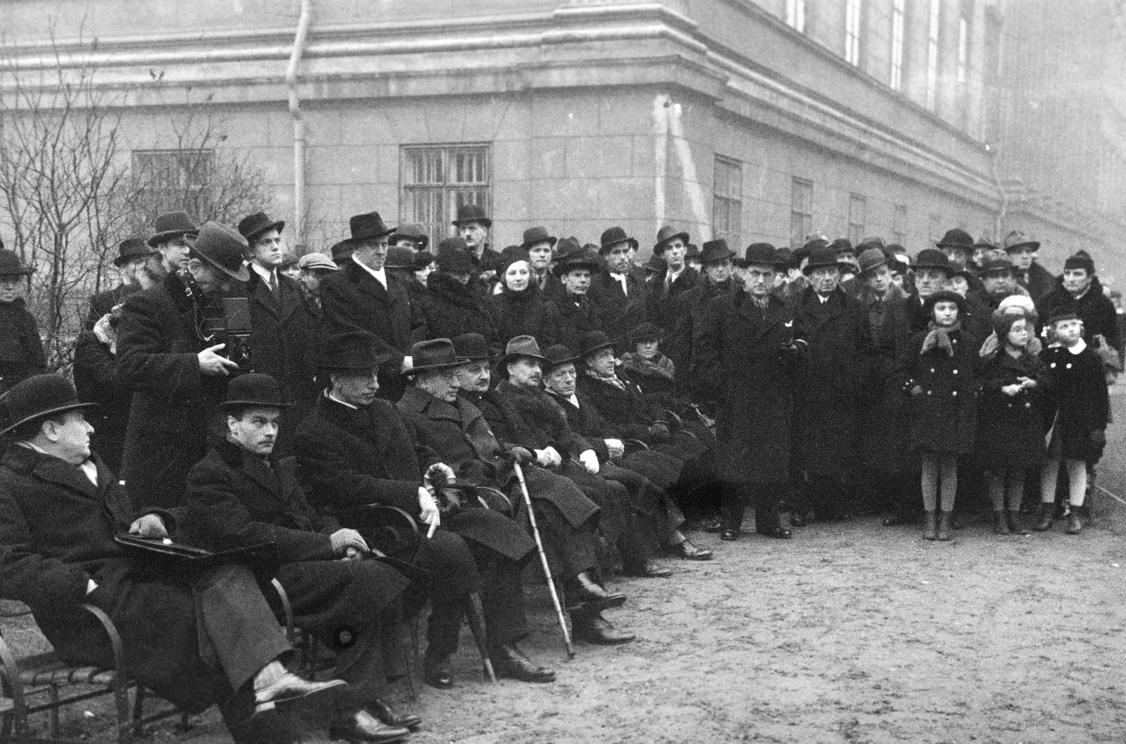 Magyarország, Budapest VIII., Múzeumkert, a Magyar Nemzeti Múzeum épülete mellett. Kisfaludy Károly születésének százötvenedik évfordulóján a Nemzeti Színház tagjai megkoszorúzták a költő 1875-ben felavatott emlékművét. A szobornál a Nemzeti Színház igazgatója dr. Németh Antal tartott emlékbeszédet., 1938, Inkey Tibor, fényképezőgép, fotózás, sétabot, férfiak, kabát, kalap, Budapest, Fortepan #303996