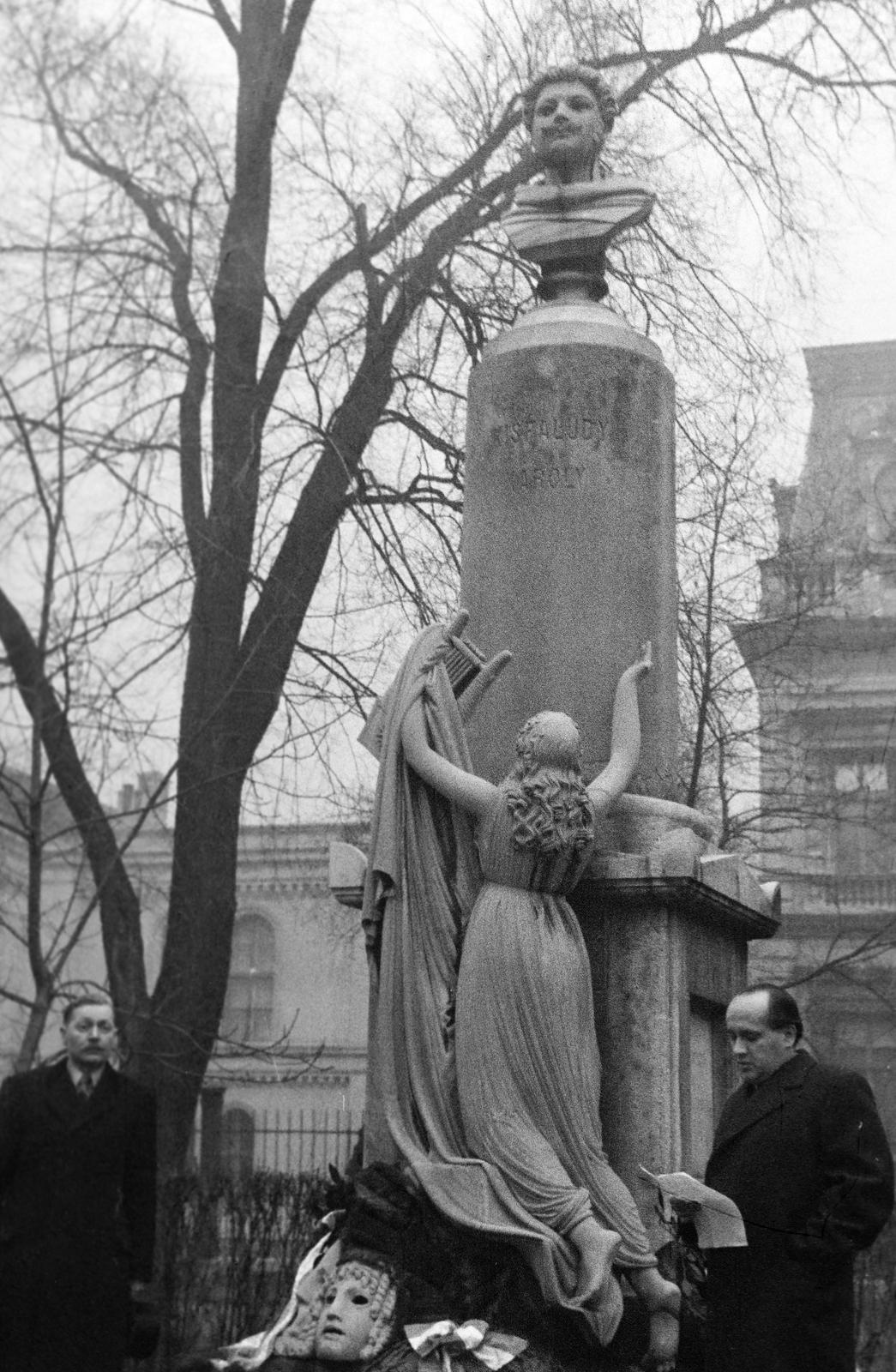 Magyarország, Budapest VIII., Múzeumkert, a Magyar Nemzeti Múzeum épülete mellett. Kisfaludy Károly születésének százötvenedik évfordulóján a Nemzeti Színház tagjai megkoszorúzták a költő 1875-ben felavatott emlékművét, a mellszobor és a múzsa Ferenczy István alkotása (1836). A szobornál a Nemzeti Színház igazgatója dr. Németh Antal tartott emlékbeszédet., 1938, Inkey Tibor, Kisfaludy Károly-ábrázolás, szobor, nőalak, Budapest, Fortepan #303997