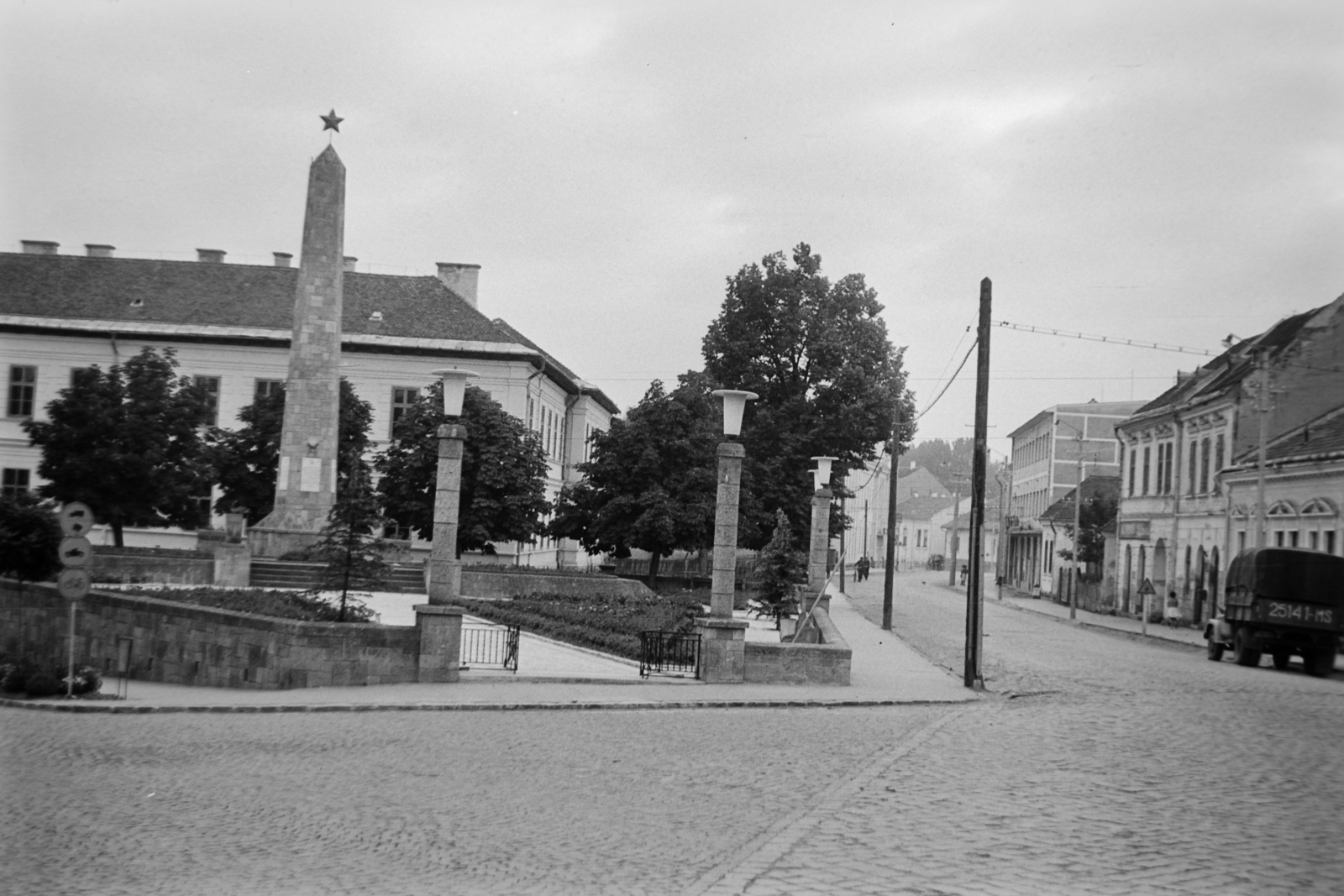 Romania,Transylvania, Miercurea Ciuc, Szovjet Hősök emlékműve, jobbra a Petőfi Sándor utca, balra a háttérben a Petőfi Sándor Általános Iskola (egykori Csíkmegyei Polgári Leányiskola)., 1963, Németh Tamás, Soviet memorial, Fortepan #30400