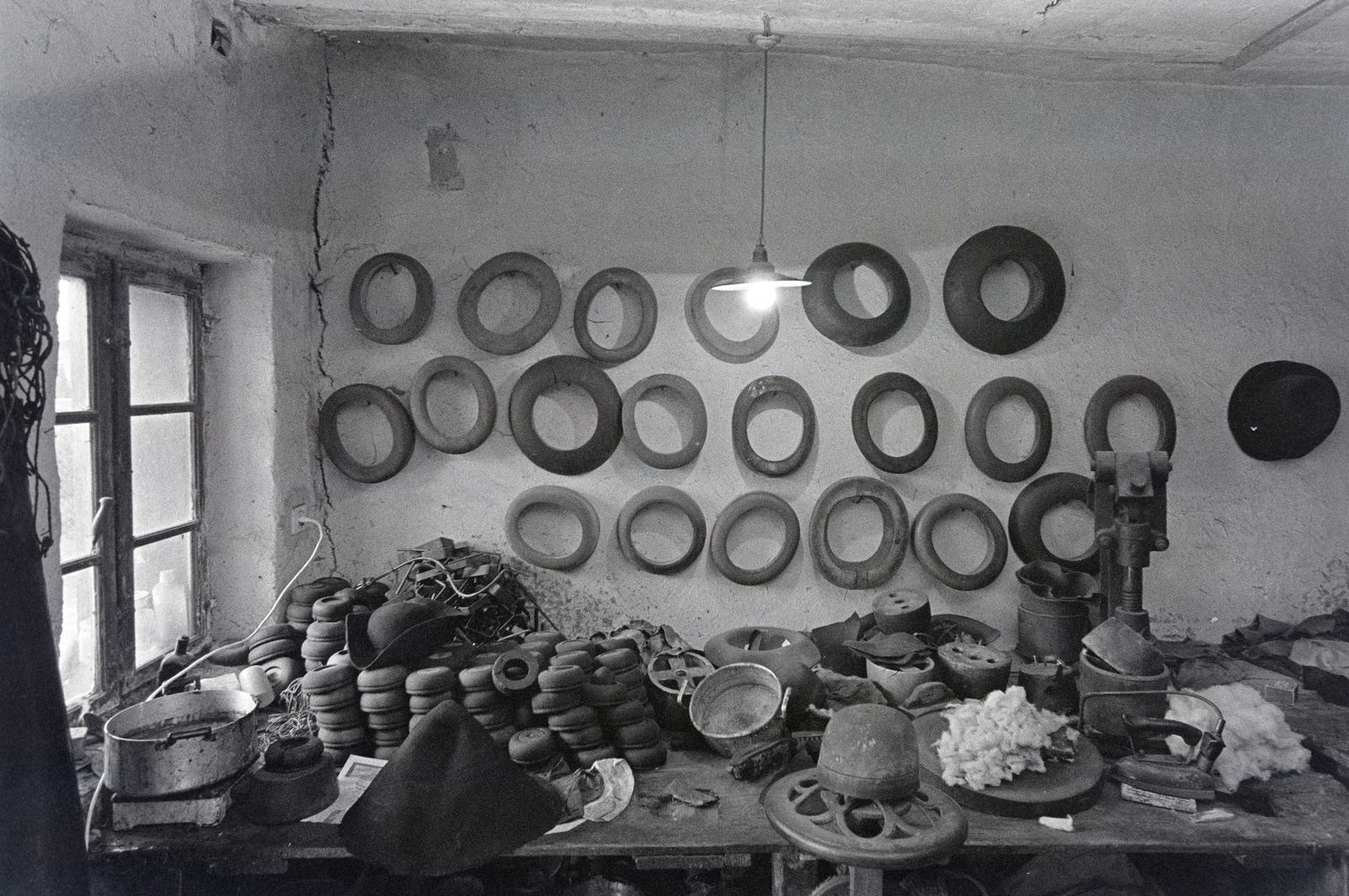 Hungary, Balmazújváros, Mihalkó Zoltán kalaposmester műhelye., 1981, Szebeni András, hat shop, workshop, Fortepan #304000