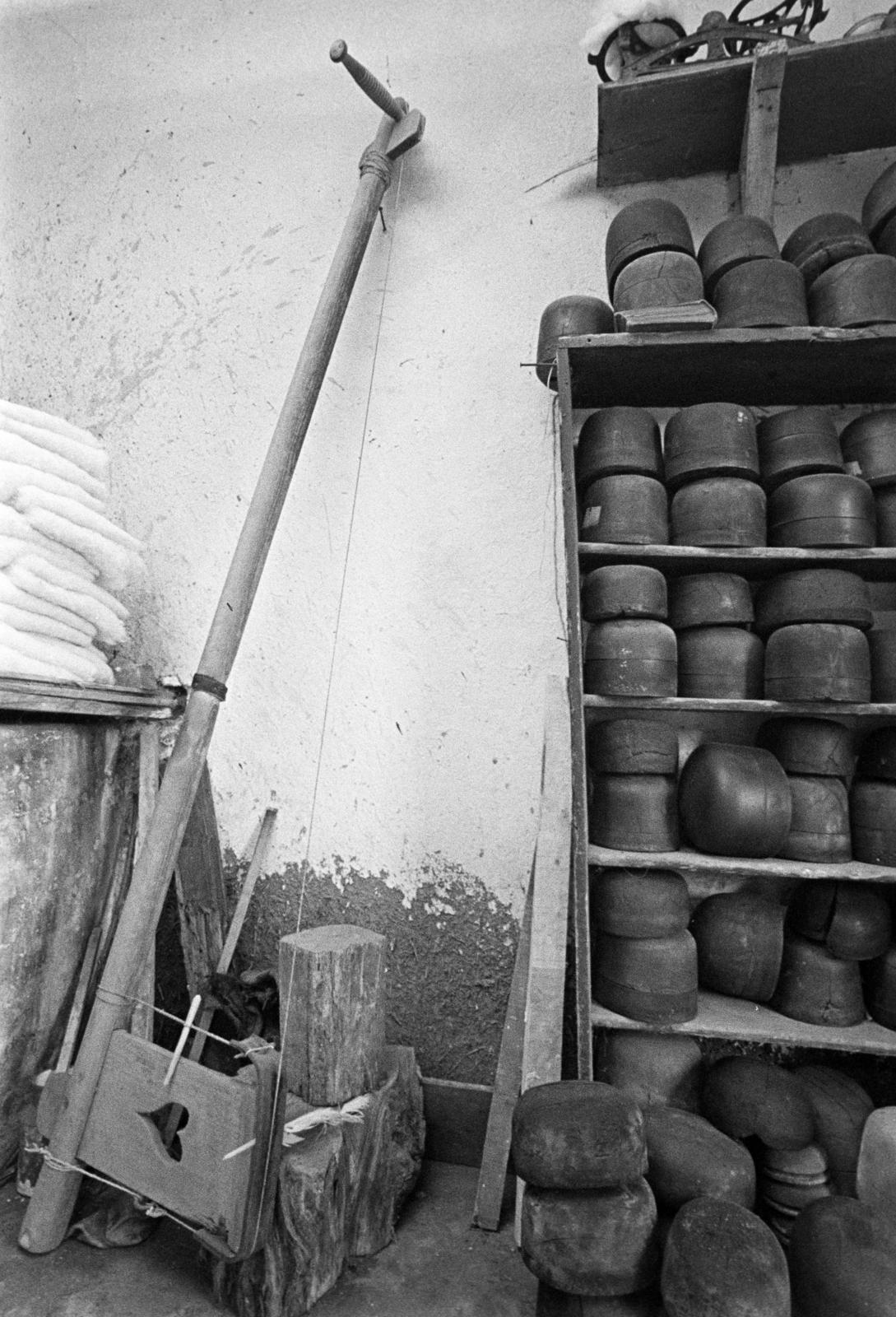 Hungary, Balmazújváros, Mihalkó Zoltán kalaposmester műhelye., 1976, Szebeni András, hat shop, workshop, Fortepan #304005