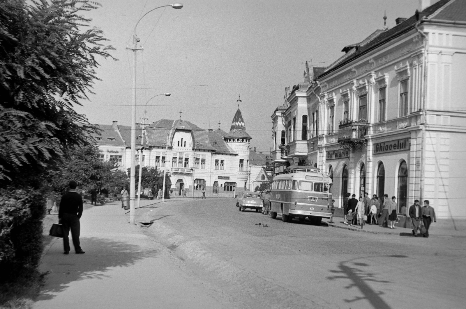 Románia,Erdély, Gyergyószentmiklós, Szabadság tér (Piata Libertatii), szemben a Városháza., 1963, Németh Tamás, Fortepan #30401