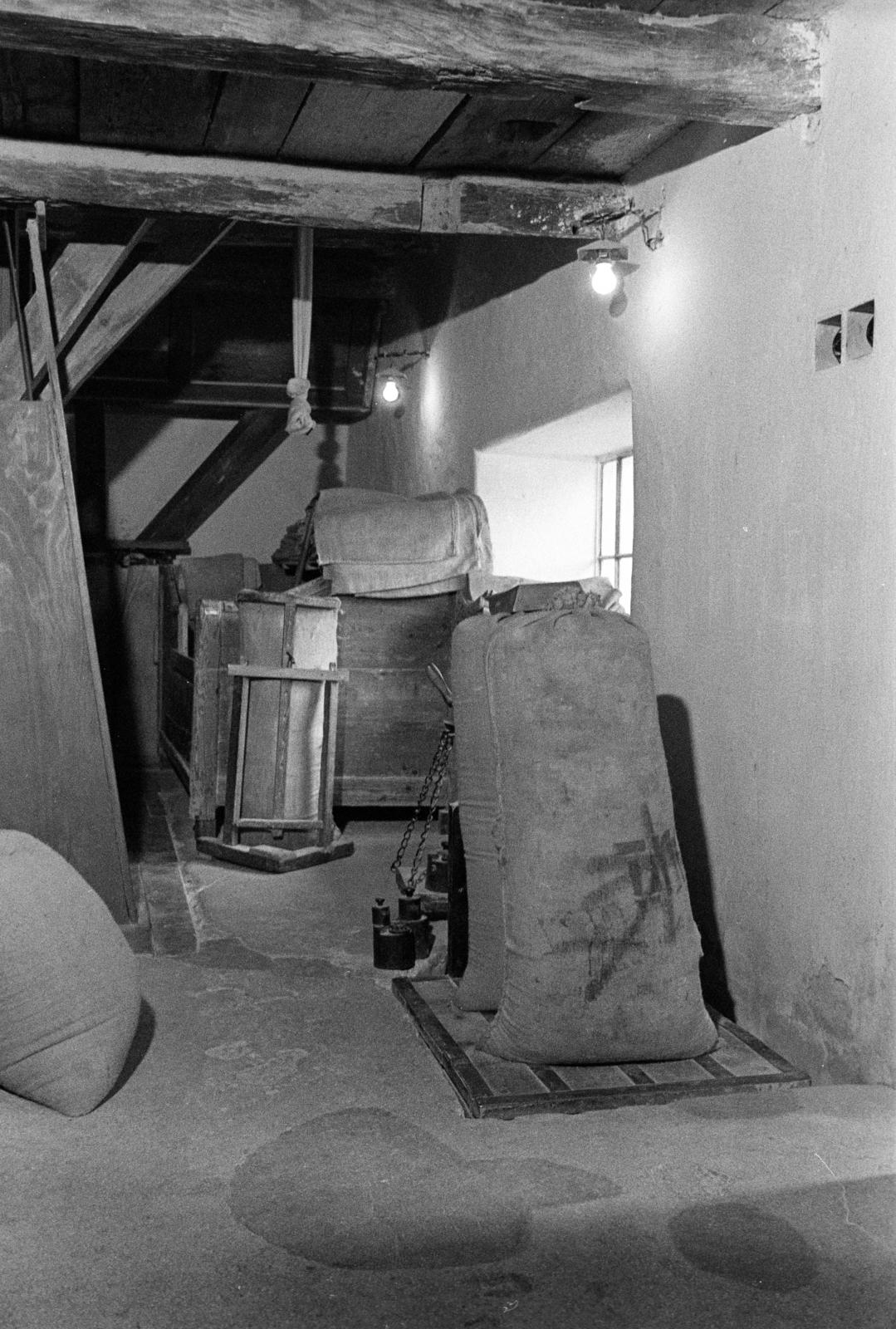 Hungary, Örvényes, Szent Imre utca, vízimalom a Pécsely-patak partján (később Malommúzeum)., 1981, Szebeni András, bag of flour, Fortepan #304012