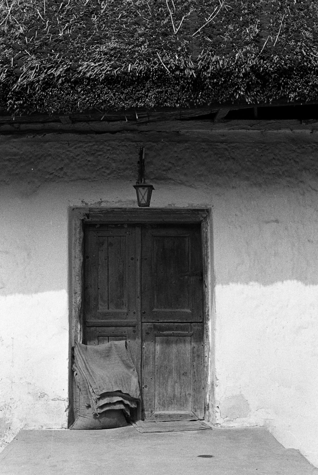 Hungary, Örvényes, Szent Imre utca, vízimalom a Pécsely-patak partján (később Malommúzeum)., 1981, Szebeni András, bag of flour, Mill, Fortepan #304013