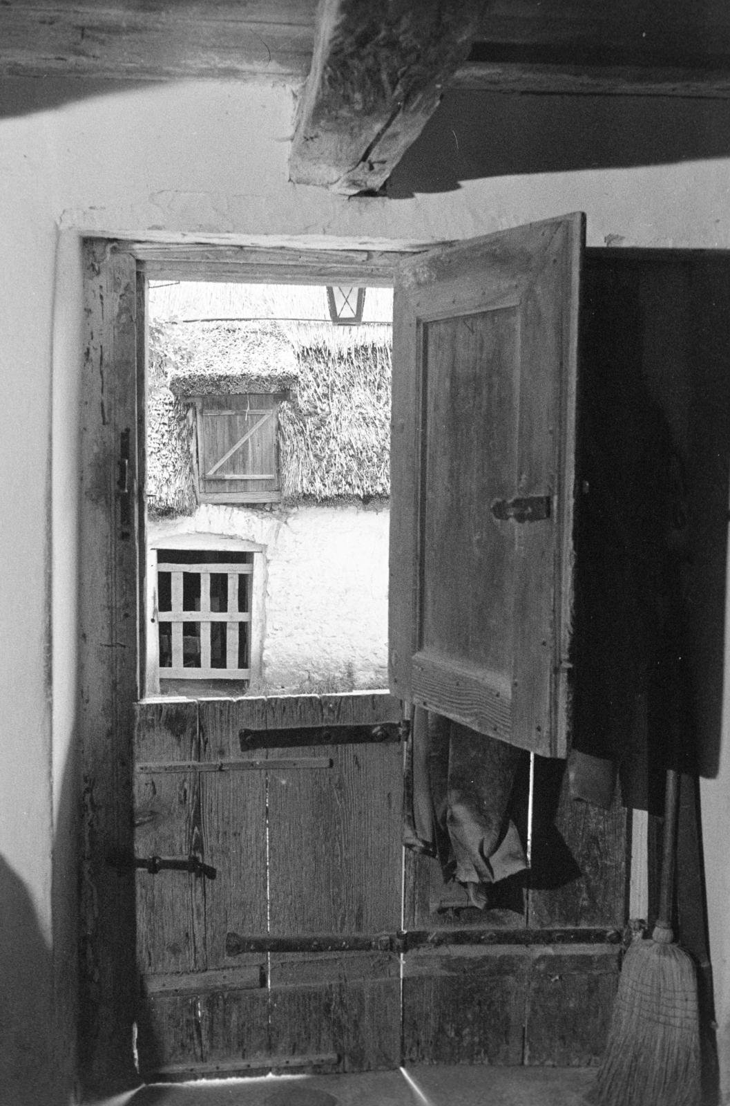 Magyarország, Örvényes, Szent Imre utca, vízimalom a Pécsely-patak partján (később Malommúzeum)., 1976, Szebeni András, ablak, ajtó, malom, Fortepan #304017