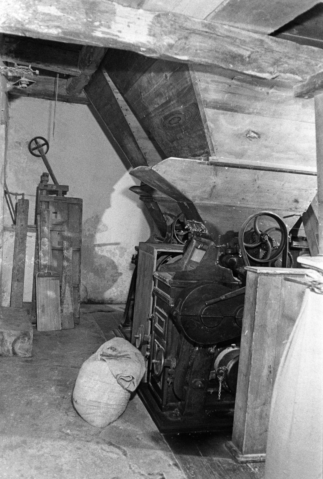 Magyarország, Örvényes, Szent Imre utca, vízimalom a Pécsely-patak partján (később Malommúzeum)., 1981, Szebeni András, liszteszsák, malom, Fortepan #304019