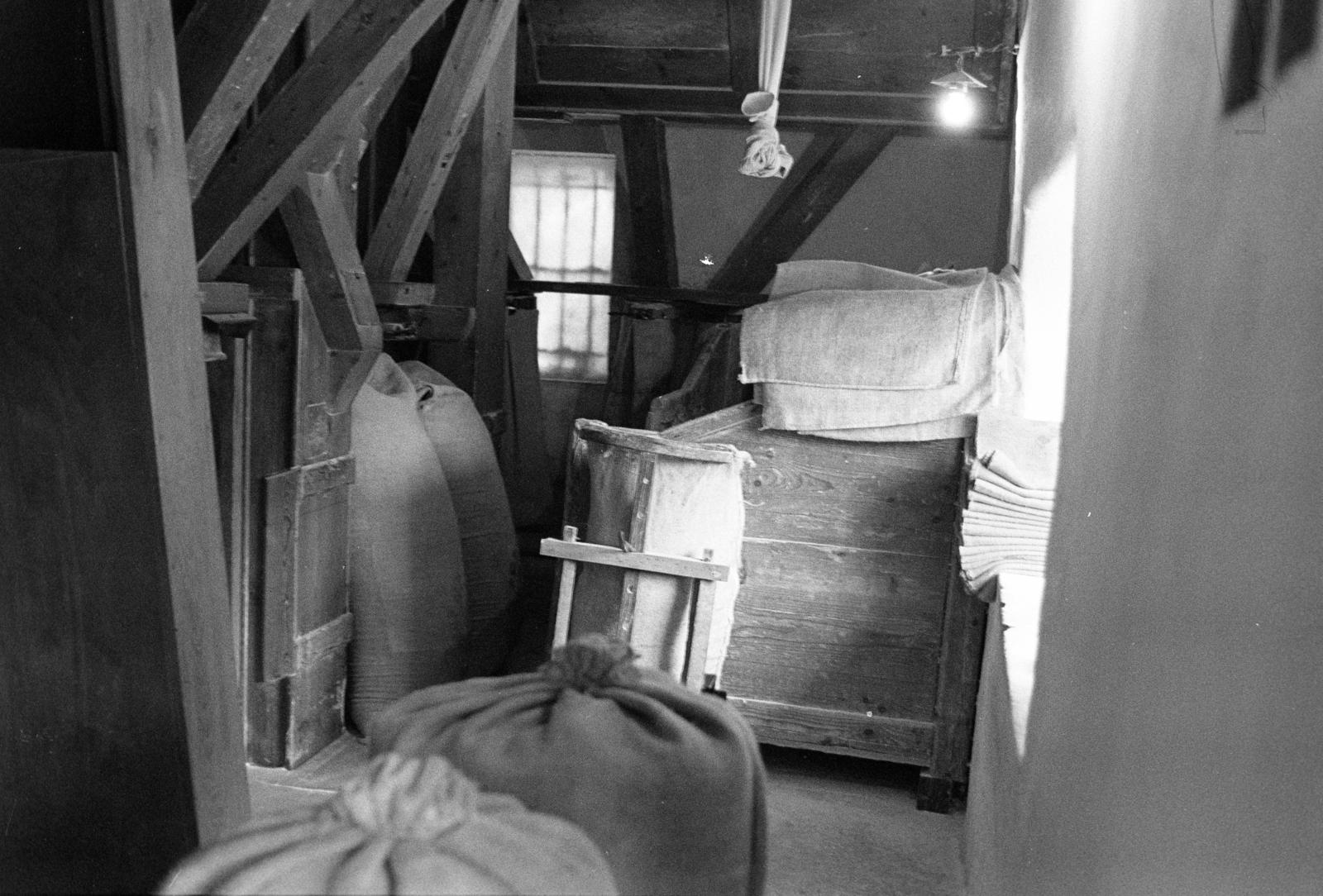 Hungary, Örvényes, Szent Imre utca, vízimalom a Pécsely-patak partján (később Malommúzeum)., 1981, Szebeni András, bag of flour, Fortepan #304020