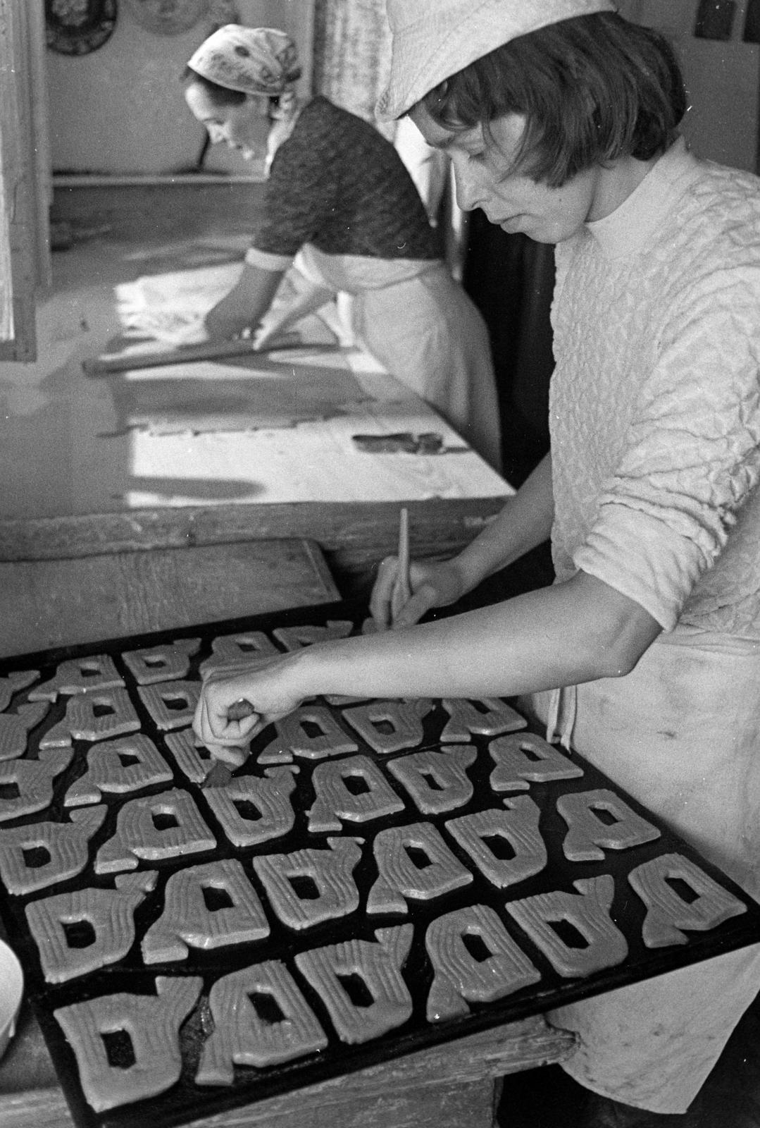 Hungary, Sárospatak, Veres Sándorné mézeskalácsos műhelye., 1975, Szebeni András, extinct crafts, gingerbread, Fortepan #304022