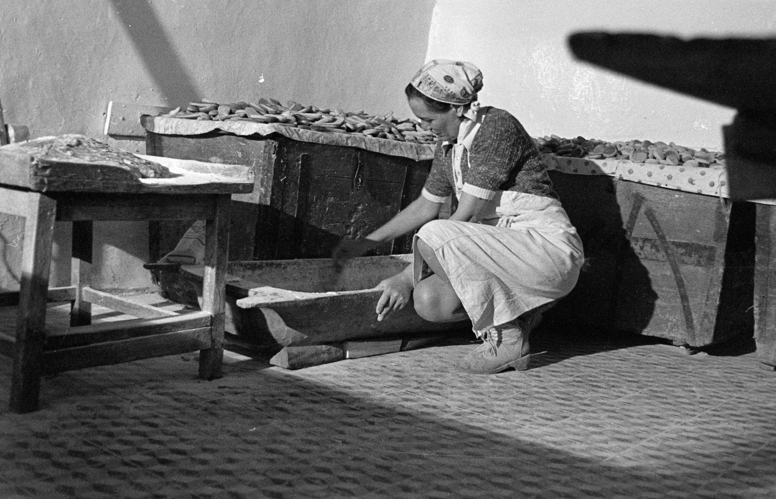 Hungary, Sárospatak, Veres Sándorné mézeskalácsos műhelye., 1975, Szebeni András, tub, gingerbread, Fortepan #304024