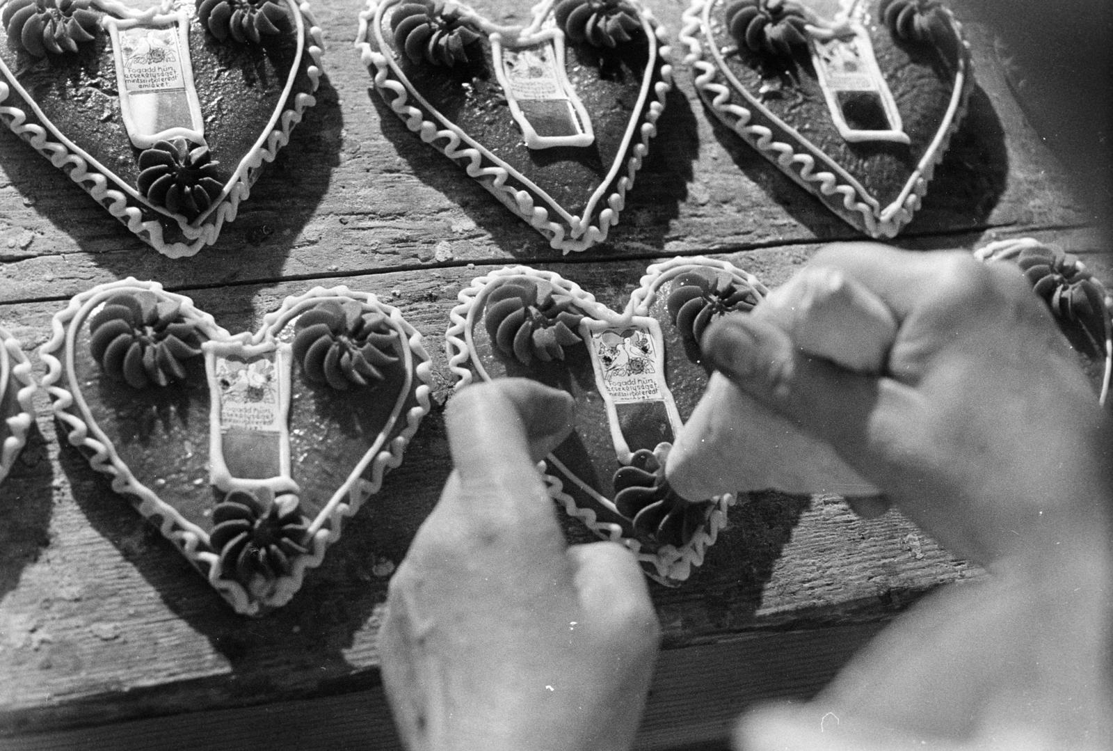 Hungary, Sárospatak, Veres Sándorné mézeskalácsos műhelye., 1976, Szebeni András, gingerbread, gingerbread heart, Fortepan #304025