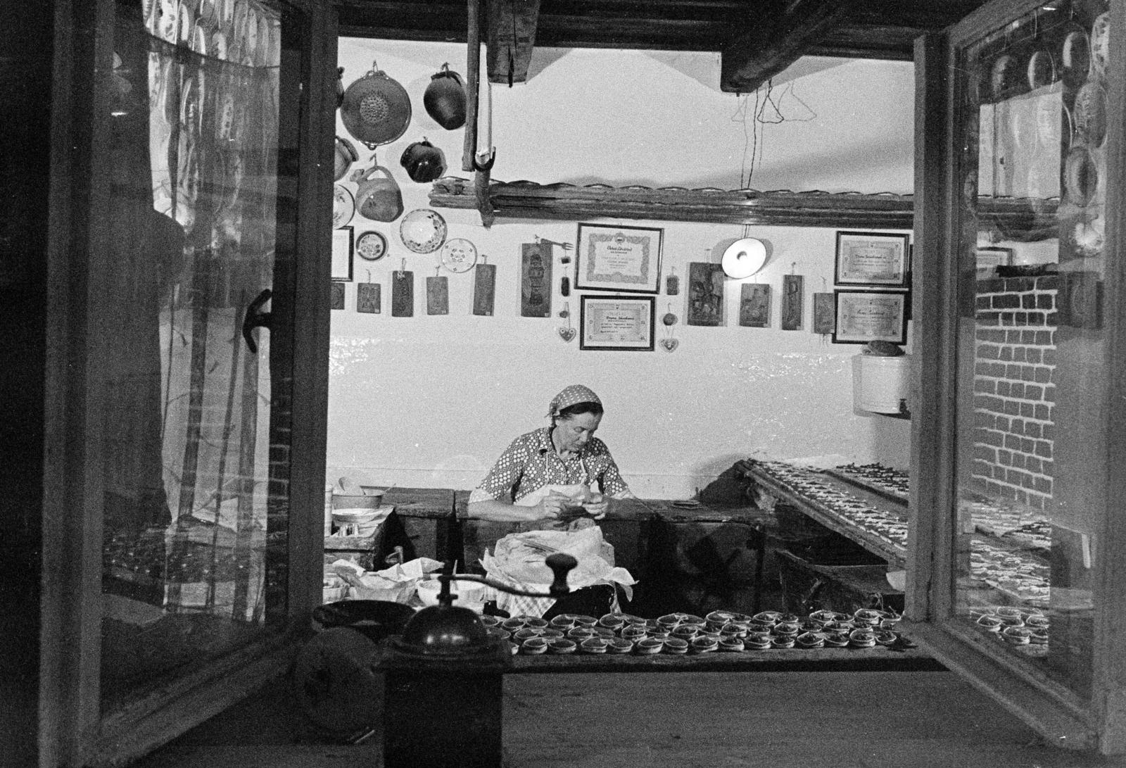 Magyarország, Sárospatak, Veres Sándorné mézeskalácsos műhelye., 1981, Szebeni András, kihalt mesterség, daráló, kerámia, Fortepan #304027