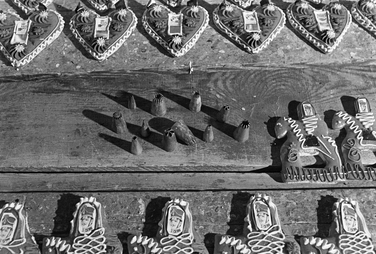 Magyarország, Sárospatak, Veres Sándorné mézeskalácsos műhelye., 1976, Szebeni András, mézeskalács, tükrös szív, Fortepan #304028