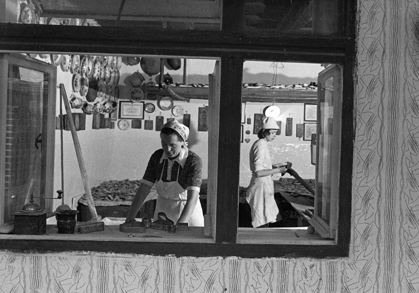 Magyarország, Sárospatak, Veres Sándorné mézeskalácsos műhelye., 1981, Szebeni András, műhely, Fortepan #304030