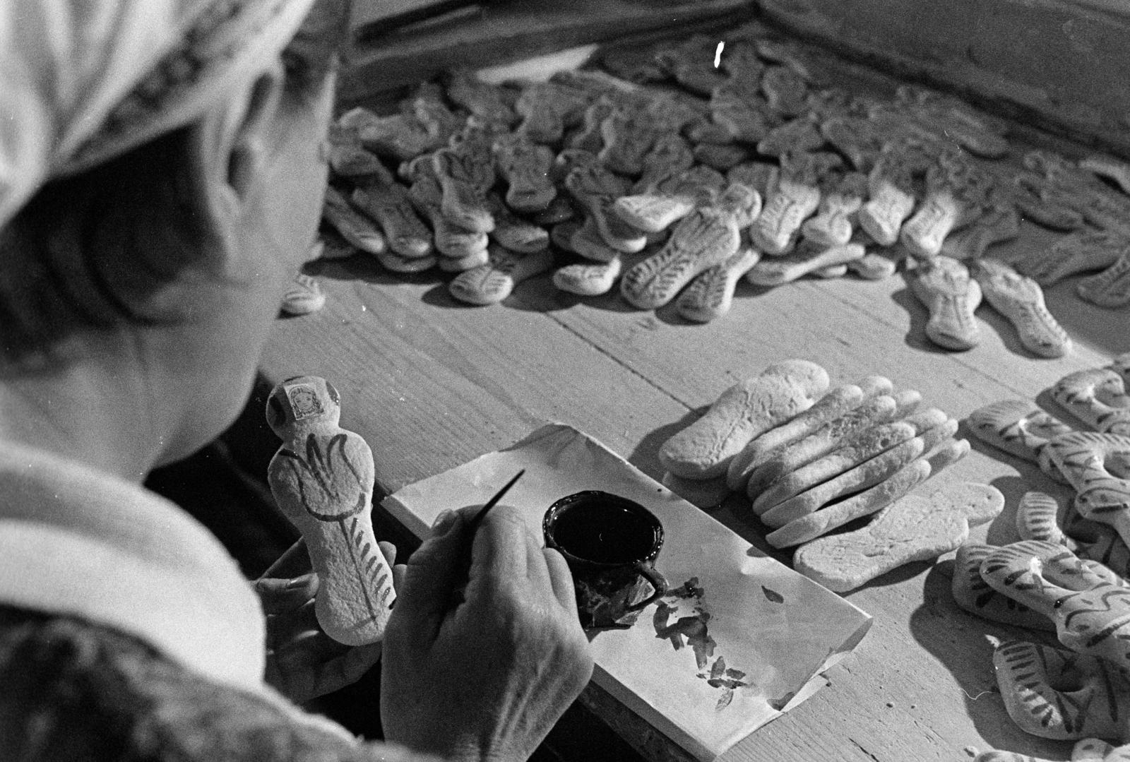 Magyarország, Sárospatak, Veres Sándorné mézeskalácsos műhelye., 1981, Szebeni András, mézeskalács, festés, Fortepan #304032