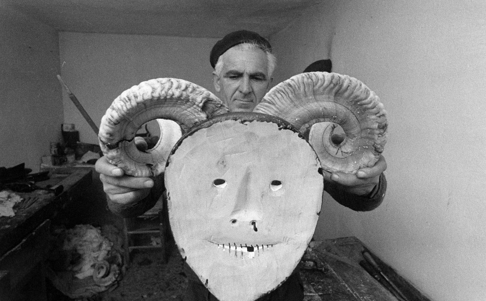 Hungary, Mohács, Kalkán Mátyás busómaszk-készítő., 1981, Szebeni András, mask, Busó-walking, Fortepan #304034