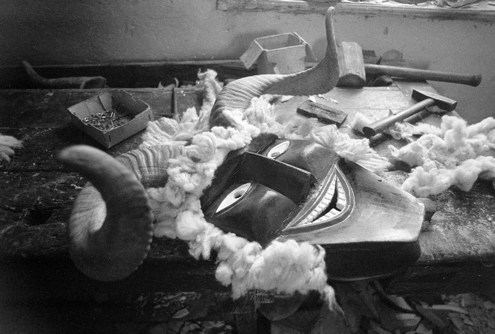 Hungary, Mohács, Kalkán Mátyás busómaszk-készítő műhelye., 1981, Szebeni András, mask, Busó-walking, Fortepan #304036