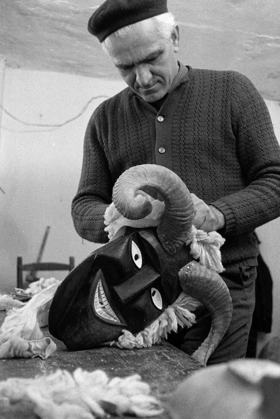 Hungary, Mohács, Kalkán Mátyás busómaszk-készítő., 1977, Szebeni András, extinct crafts, tradie, Fortepan #304039