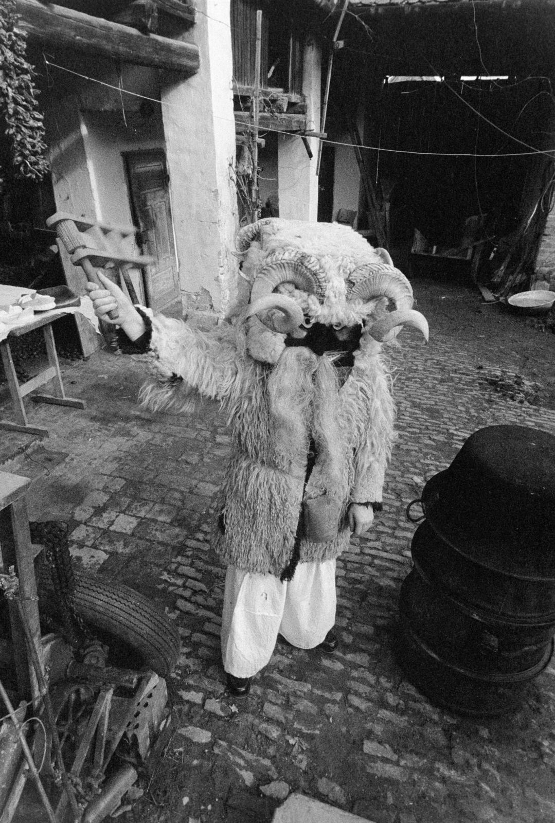 Hungary, Mohács, Kalkán Mátyás busómaszk-készítő műhelye., 1977, Szebeni András, mask, clapper, costume, Fortepan #304042