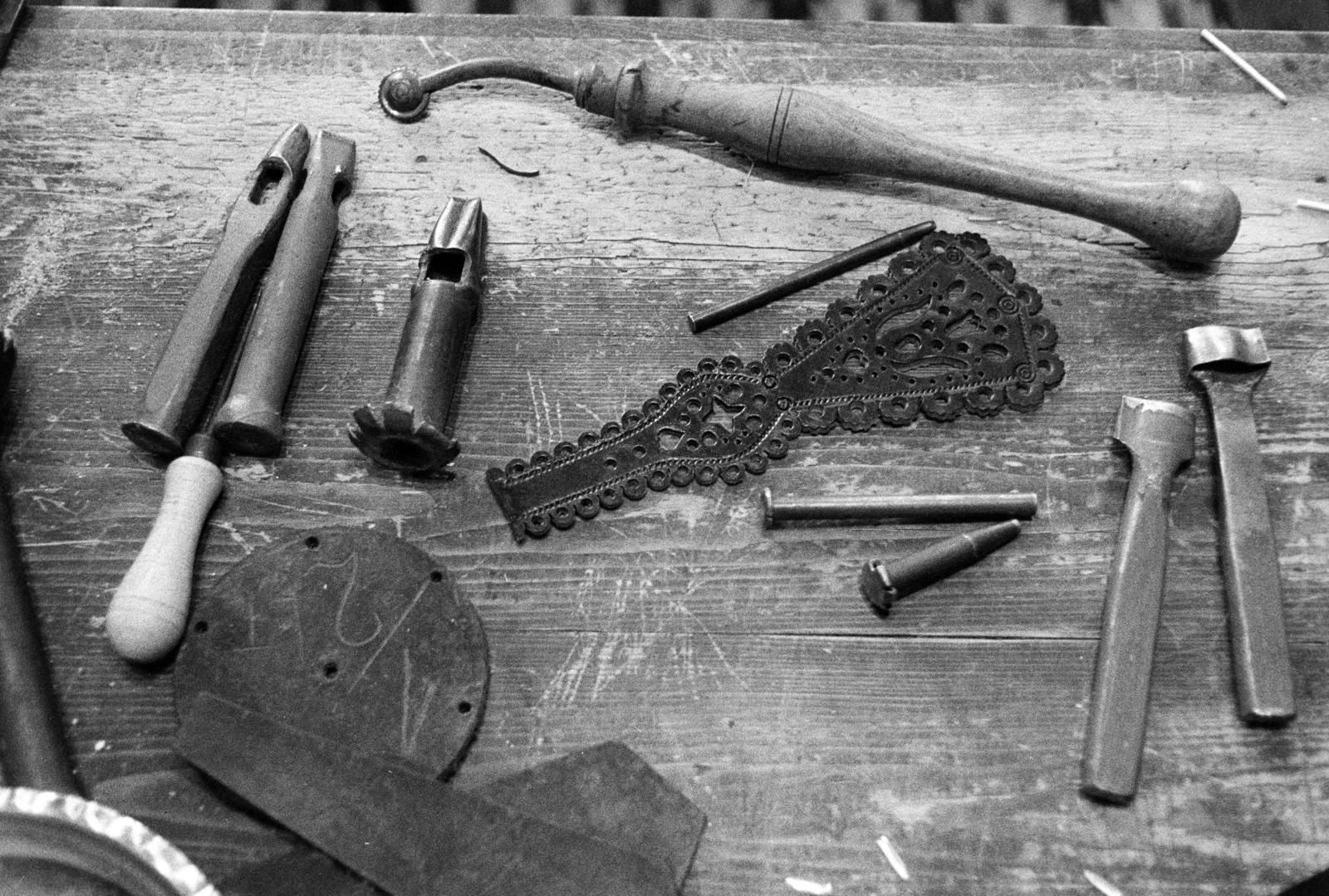 Magyarország, Debrecen, Szombati Zsigmond csikóbőrös kulacskészítő munkái., 1977, Szebeni András, szerszám, bőrdíszműves, Fortepan #304052