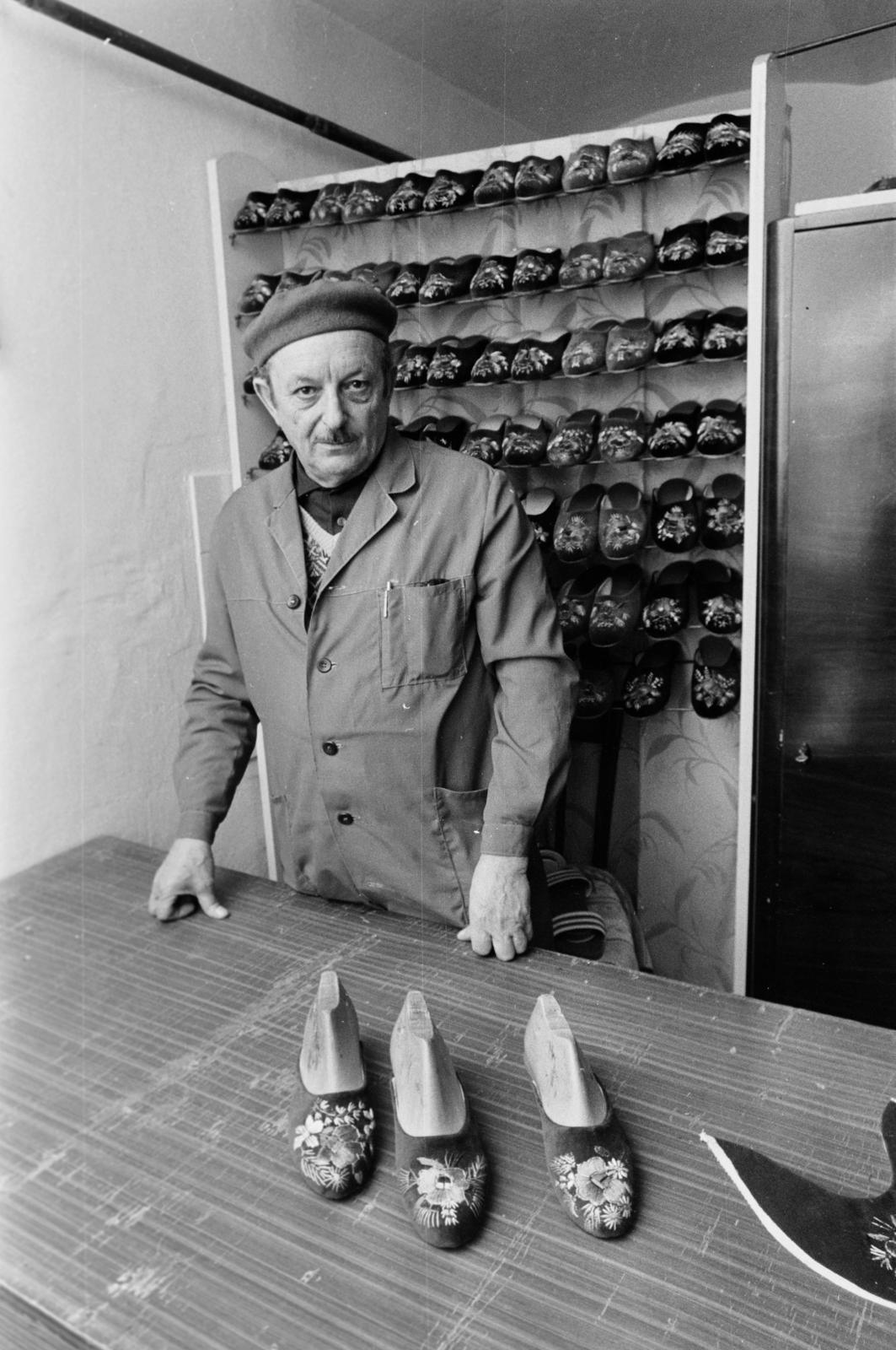 Magyarország, 1981, Szebeni András, kihalt mesterség, cipész, papucs, sámfa, kisiparos, Fortepan #304073