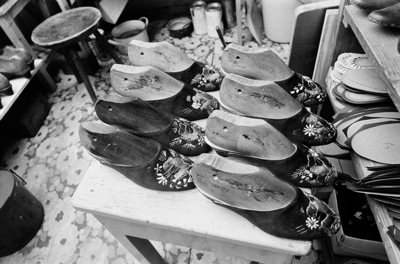 Hungary, 1981, Szebeni András, slippers, shoe tree, Fortepan #304074