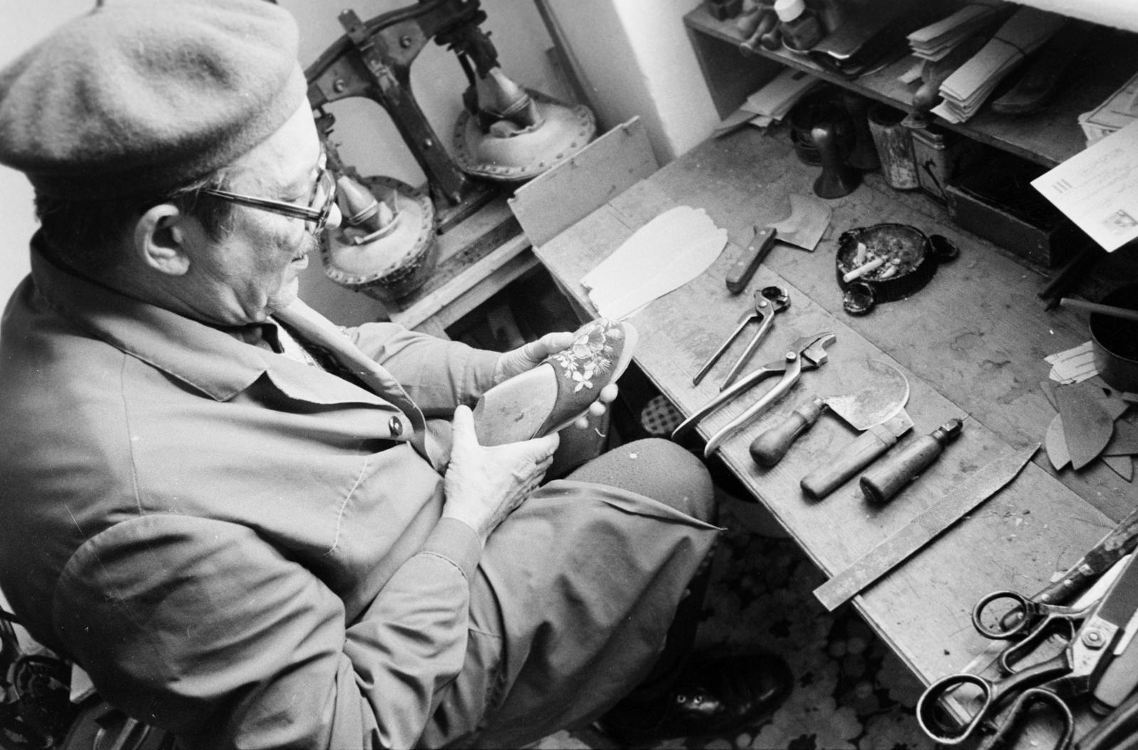 Magyarország, 1981, Szebeni András, cipész, papucs, munkahely, szerszám, kisiparos, Fortepan #304078