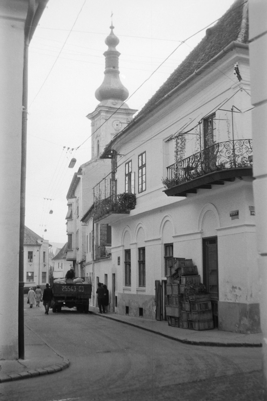 Romania,Transylvania, Cluj-Napoca, Tauffer ház a Strada Vasile Goldis és a Strada Sextil Puscariu sarkán, háttérben a ferences templom tornya., 1963, Németh Tamás, commercial vehicle, street view, Fortepan #30409