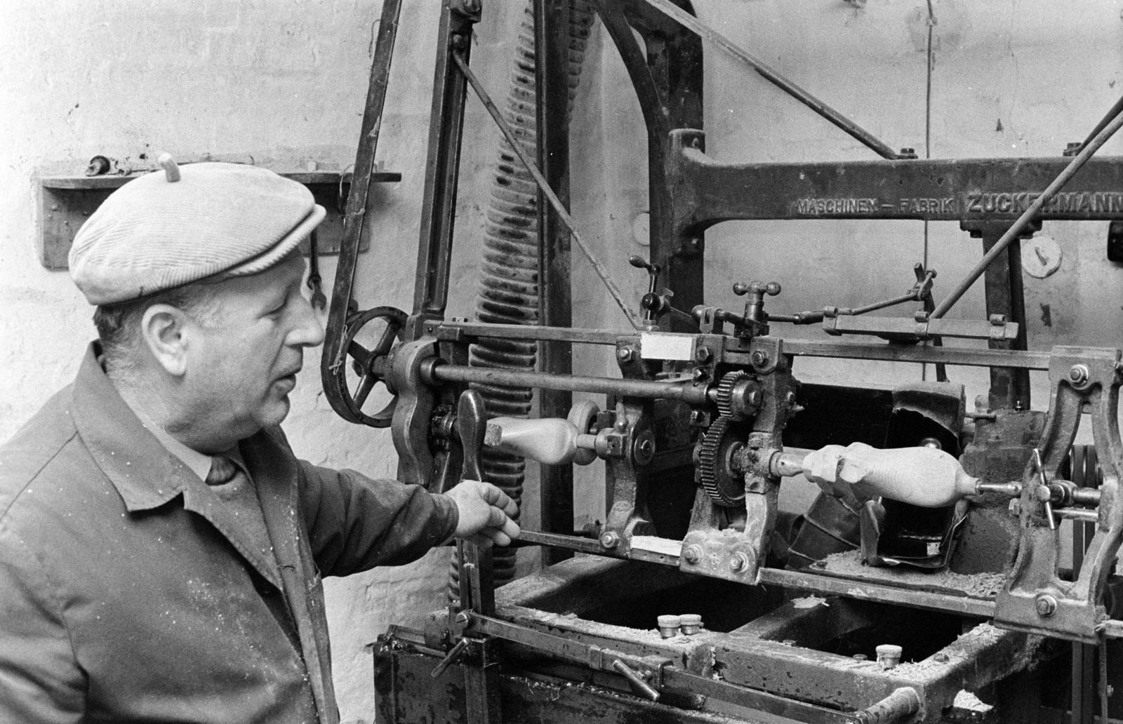Hungary, Pápa, Berta Kálmán kaptafa készítő mester., 1974, Szebeni András, machine tool, last, Fortepan #304090