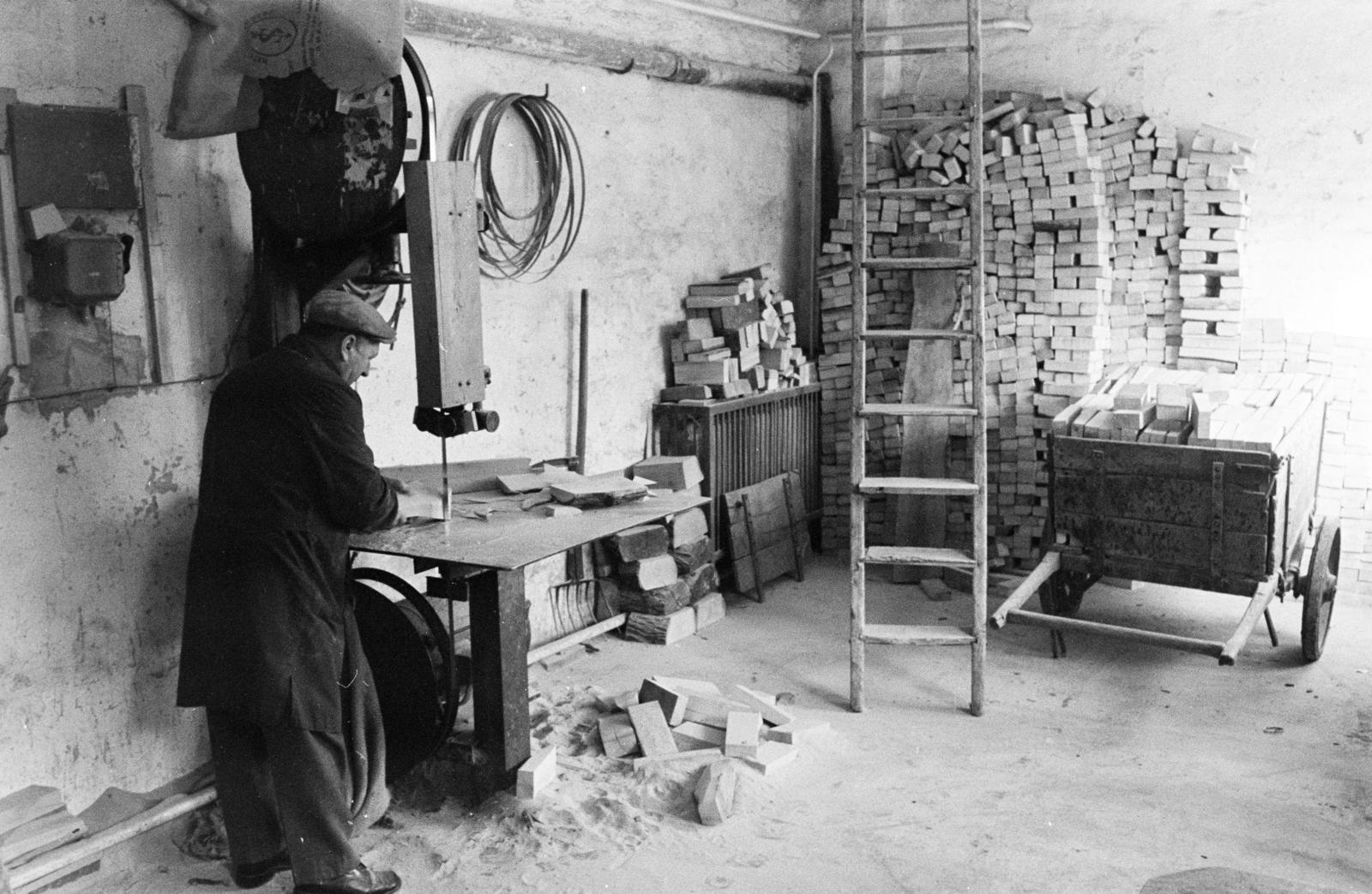 Magyarország, Pápa, Berta Kálmán kaptafa készítő mester., 1981, Szebeni András, műhely, Fortepan #304091