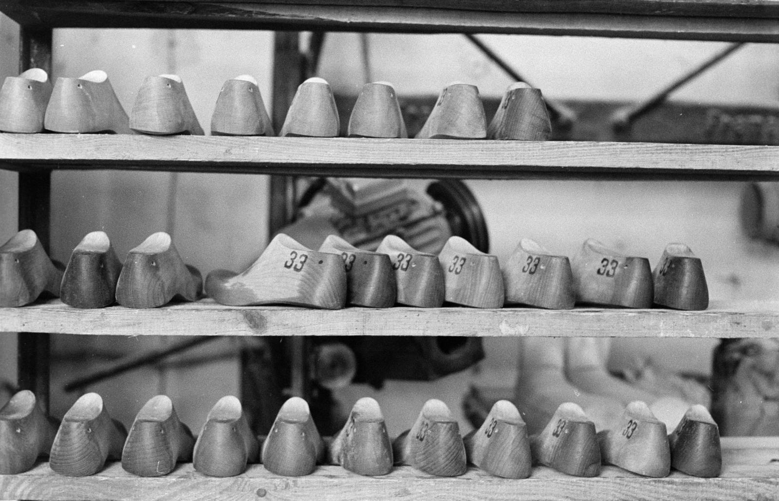 Hungary, Pápa, Berta Kálmán kaptafa készítő mester műhelye., 1974, Szebeni András, shoe tree, last, Fortepan #304092