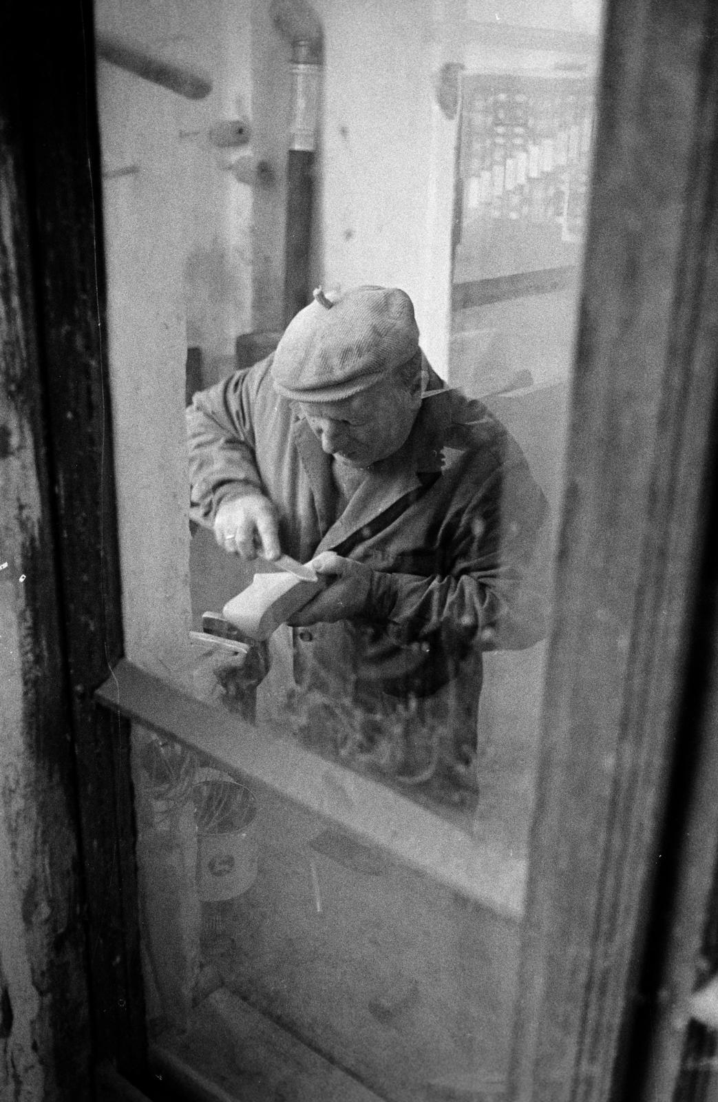 Magyarország, Pápa, Berta Kálmán kaptafa készítő mester., 1974, Szebeni András, kisiparos, Fortepan #304095