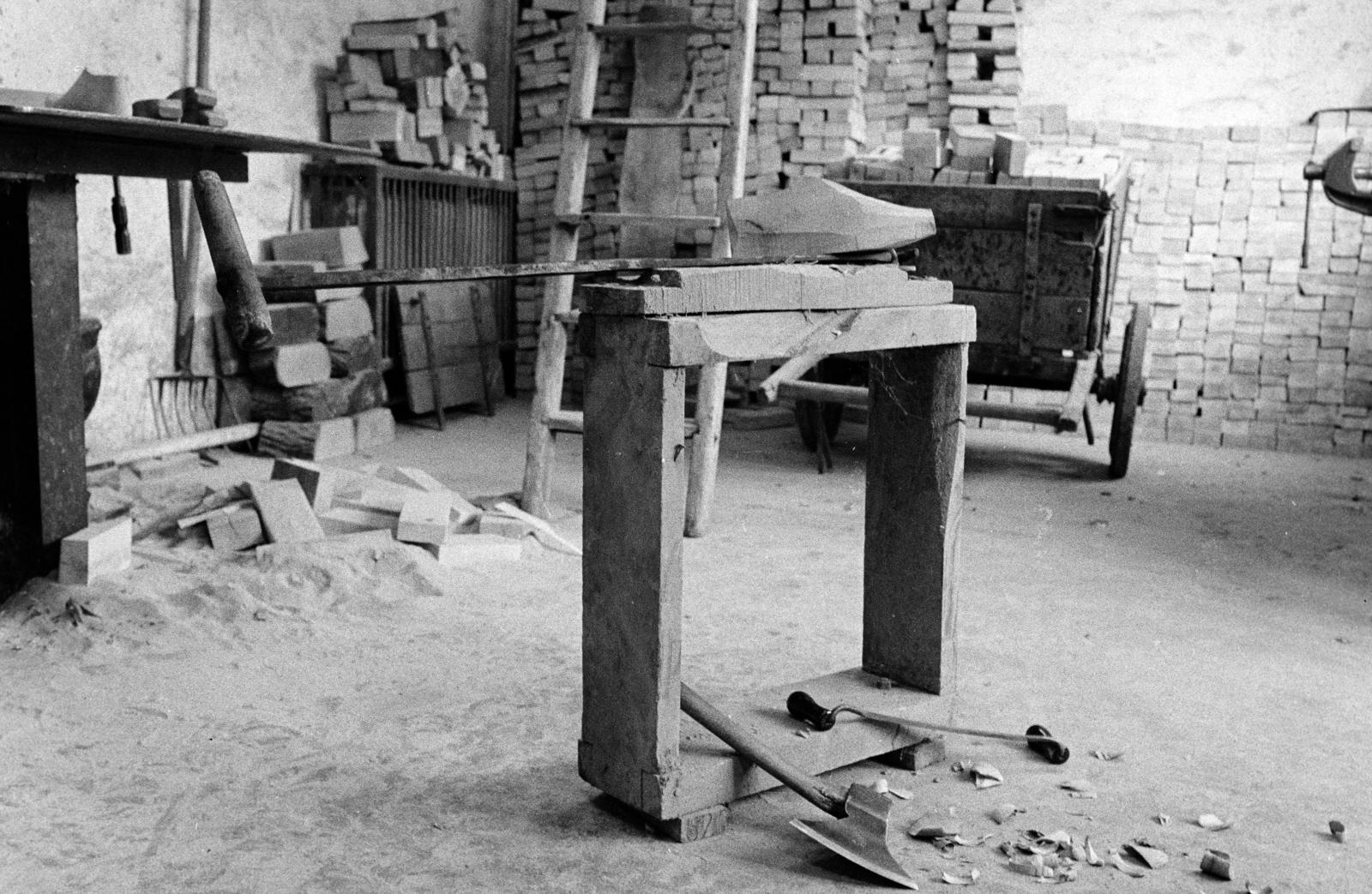 Magyarország, Pápa, Berta Kálmán kaptafa készítő mester műhelye., 1981, Szebeni András, műhely, asztalos, szerszám, Fortepan #304097
