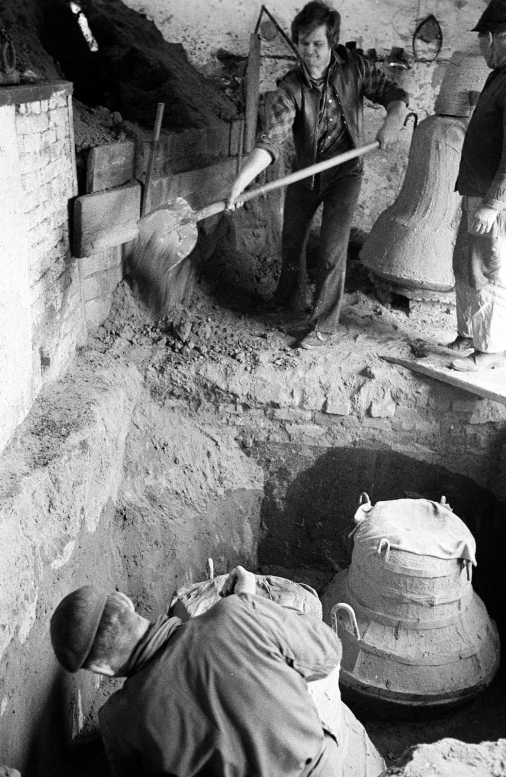 Hungary, Gombos Lajos harangöntő mester műhelye., 1975, Szebeni András, bell, Fortepan #304103