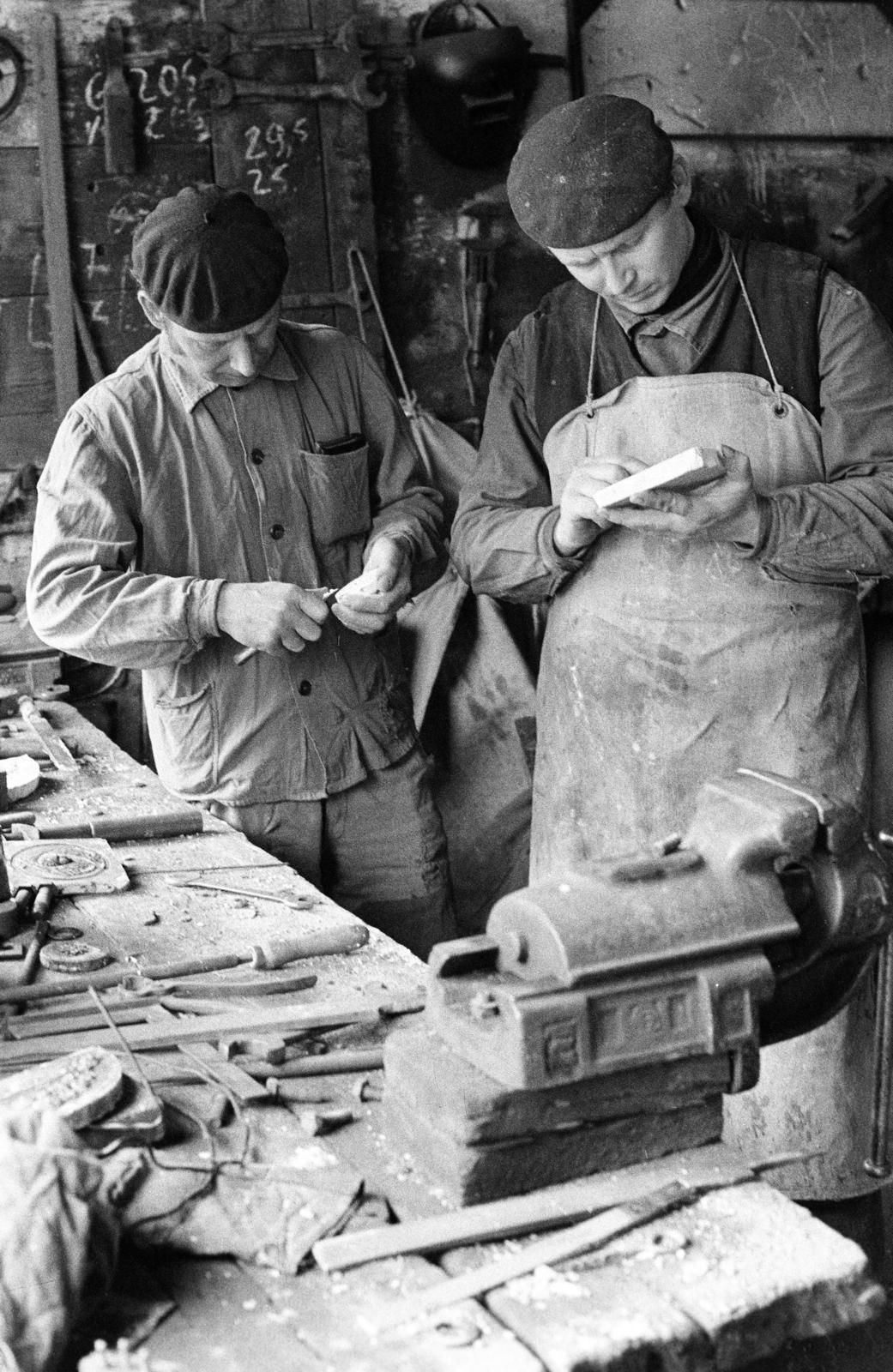 Magyarország, Őrbottyán, Gombos Lajos harangöntő mester műhelye., 1974, Szebeni András, kötény, szerszám, kisiparos, Fortepan #304106