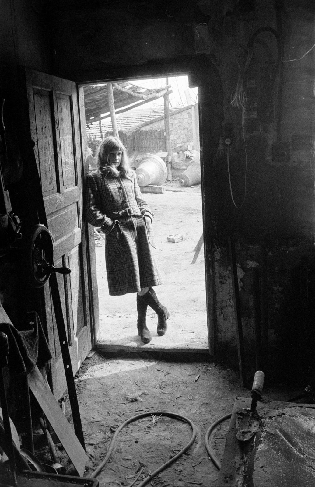 Hungary, Gombos Lajos harangöntő mester műhelye., 1974, Szebeni András, standing in door, Fortepan #304108