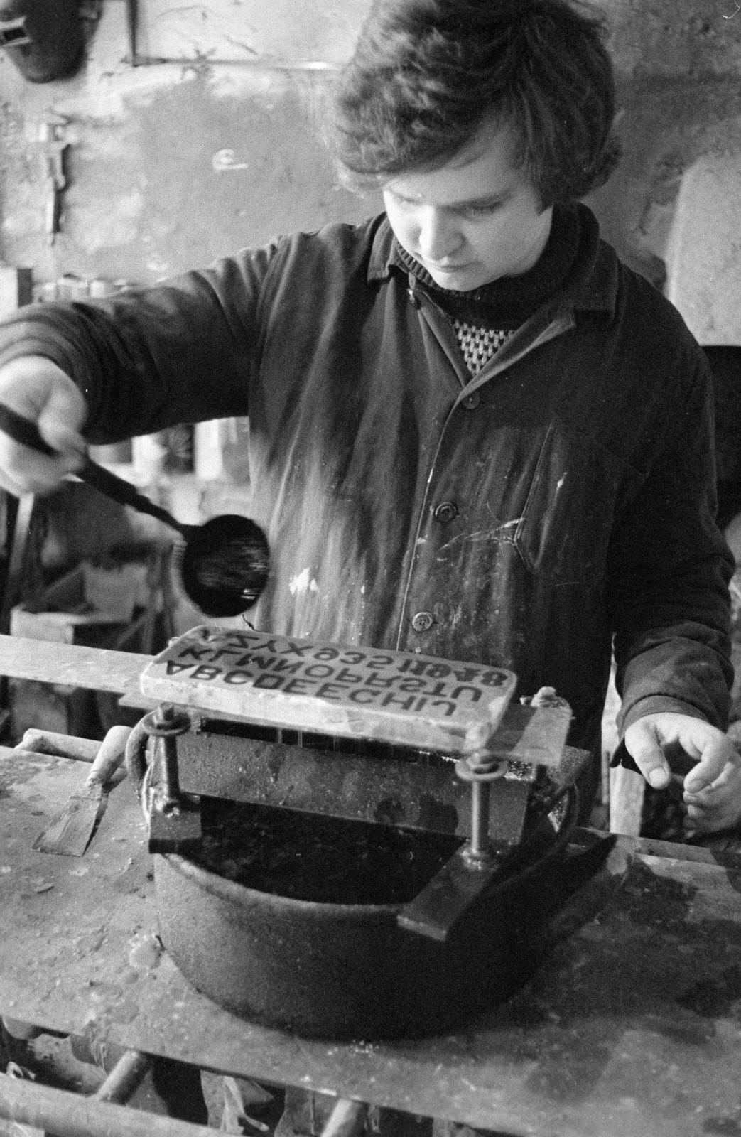 Hungary, Gombos Lajos harangöntő mester műhelye., 1974, Szebeni András, Fortepan #304111