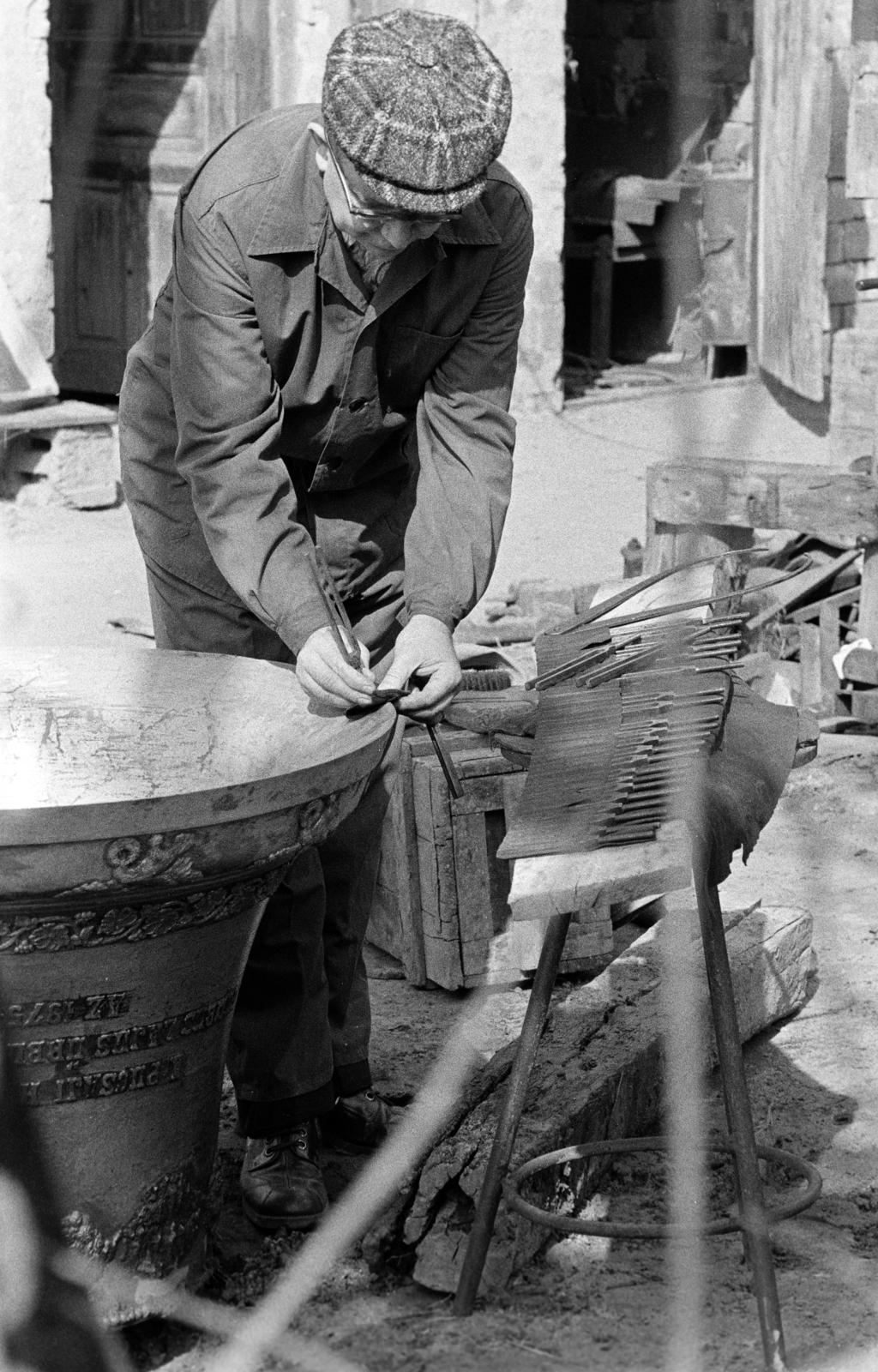Magyarország, Őrbottyán, Gombos Lajos harangöntő mester műhelye., 1974, Szebeni András, Fortepan #304112