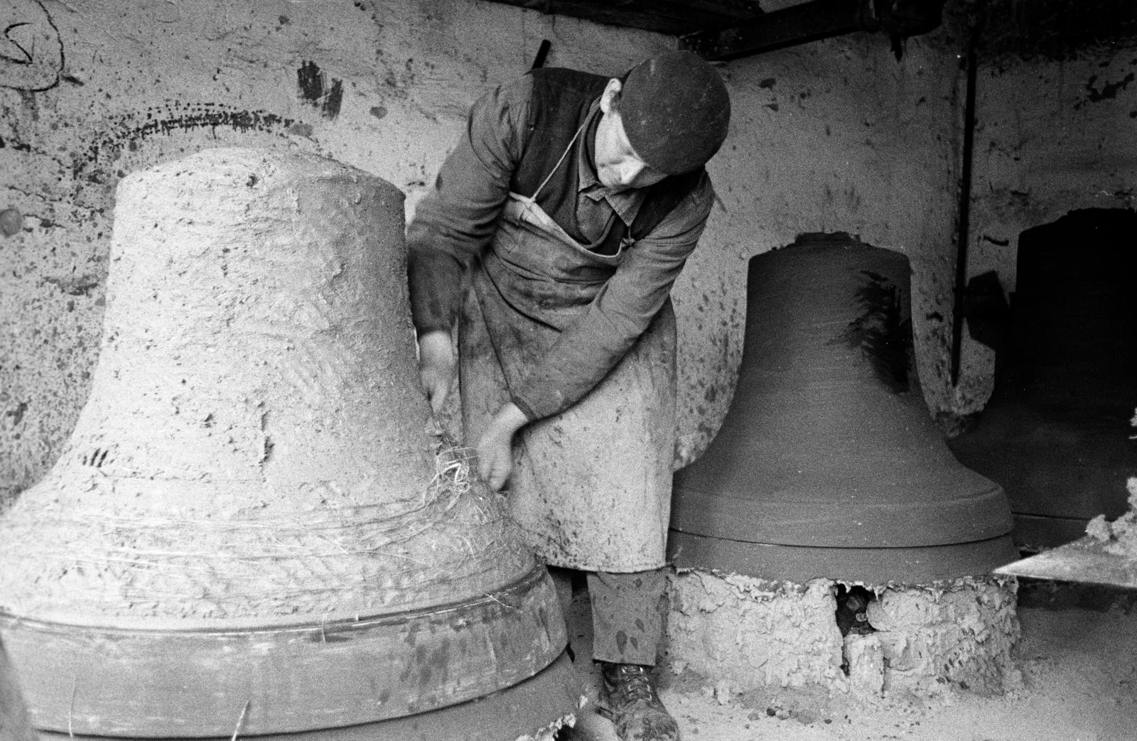 Magyarország, Őrbottyán, Gombos Lajos harangöntő mester műhelye., 1974, Szebeni András, kihalt mesterség, harangöntő, kisiparos, Fortepan #304113
