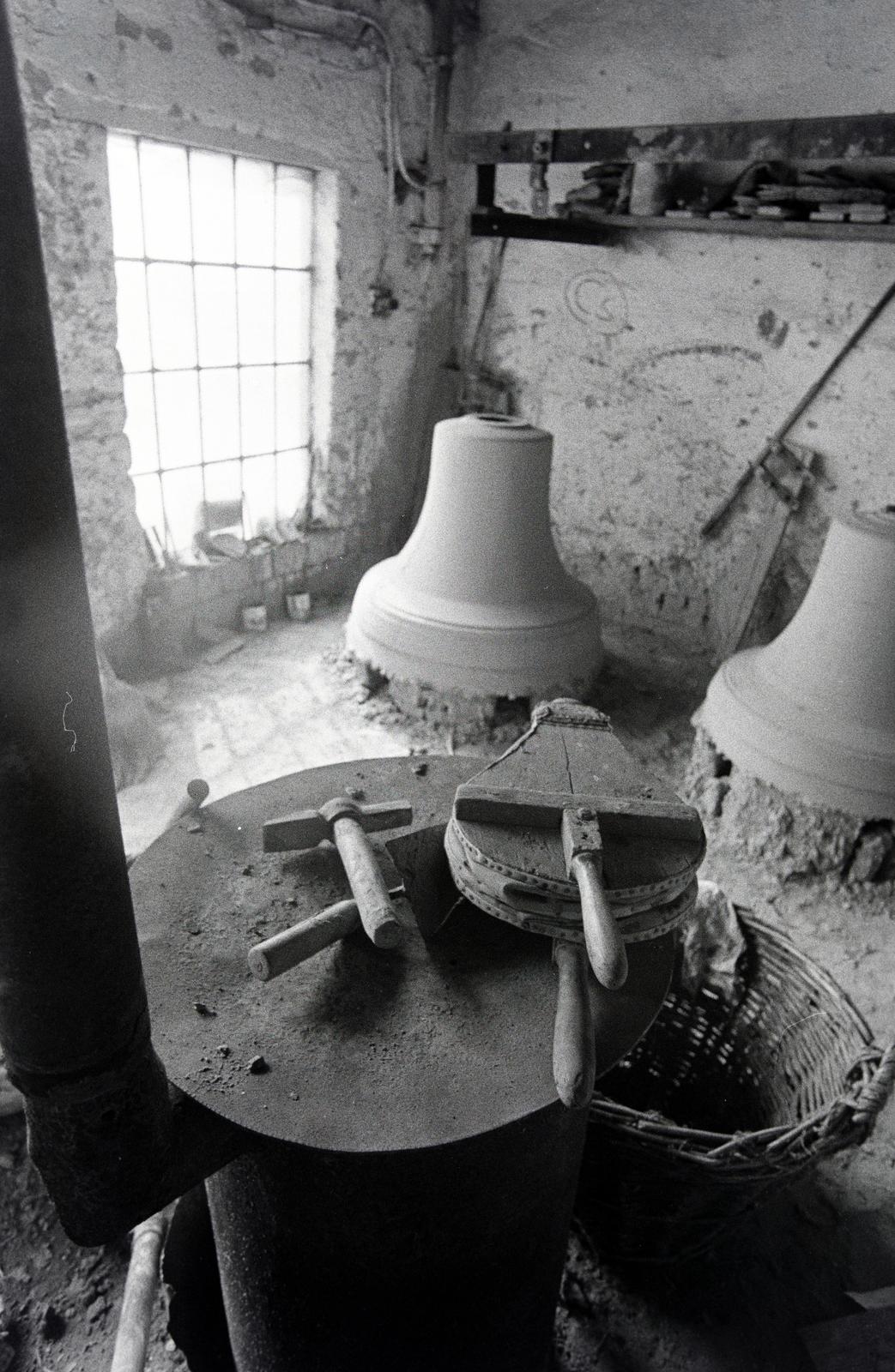 Hungary, Gombos Lajos harangöntő mester műhelye., 1974, Szebeni András, bell, Fortepan #304114