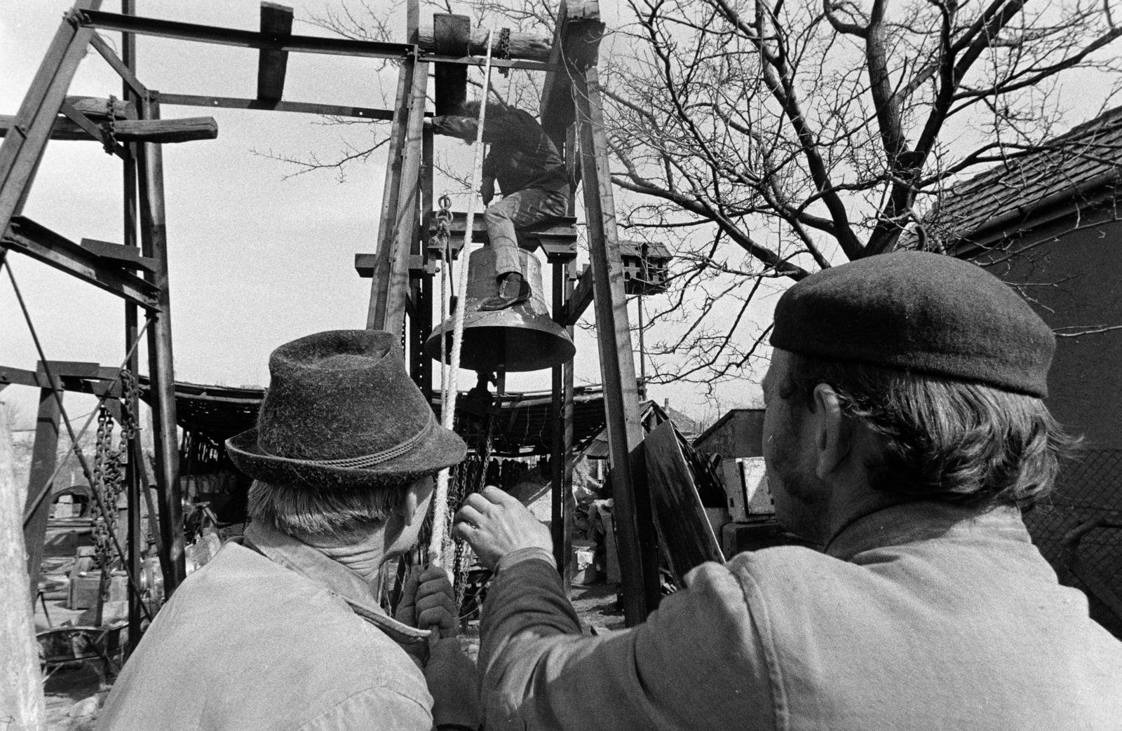 Magyarország, Őrbottyán, Gombos Lajos harangöntő mester műhelye., 1974, Szebeni András, harang, Fortepan #304116