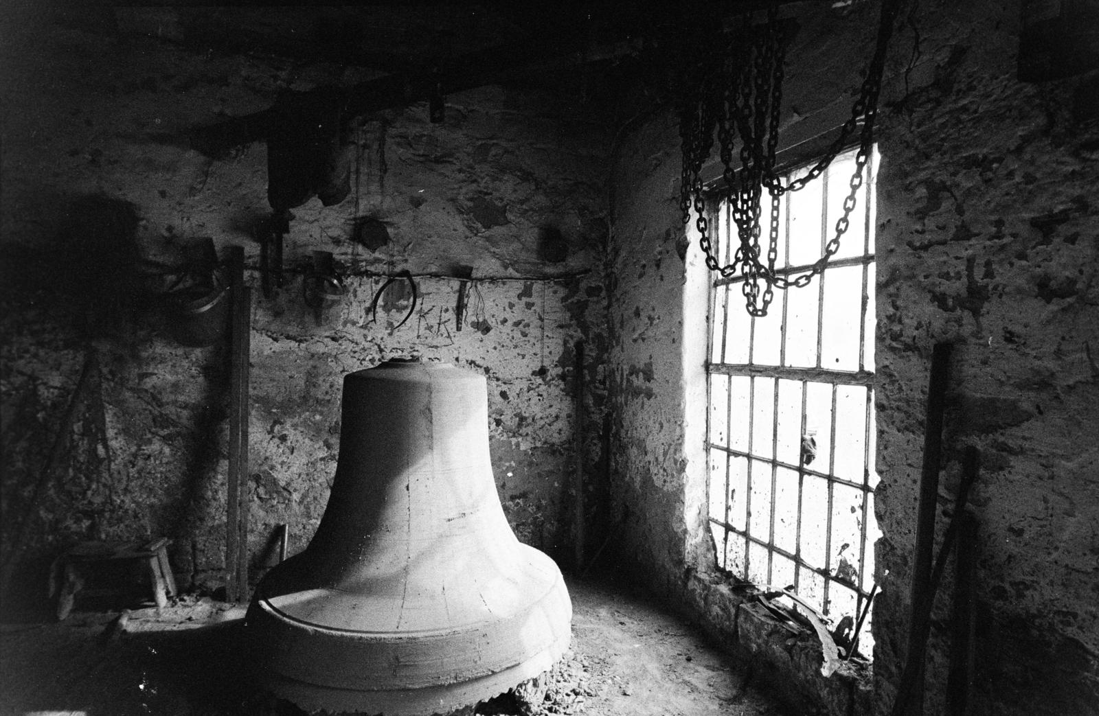 Magyarország, Őrbottyán, Gombos Lajos harangöntő mester műhelye., 1974, Szebeni András, harang, Fortepan #304117