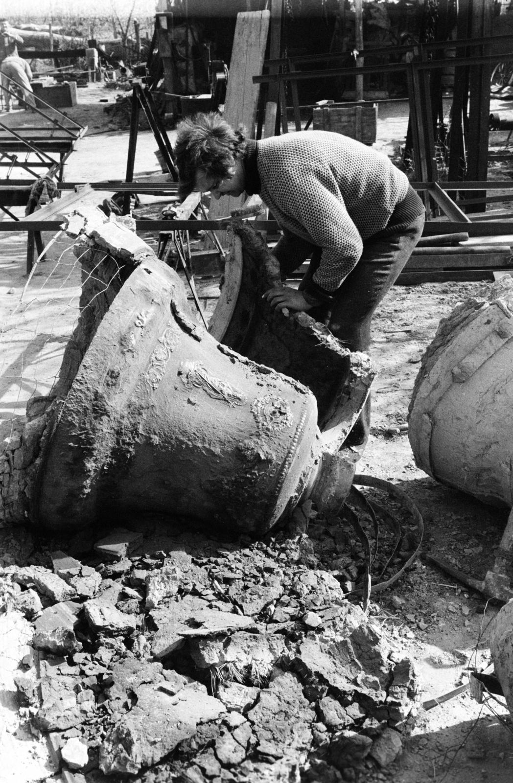 Hungary, Gombos Lajos harangöntő mester műhelye., 1975, Szebeni András, extinct crafts, bell-maker, tradie, Fortepan #304119