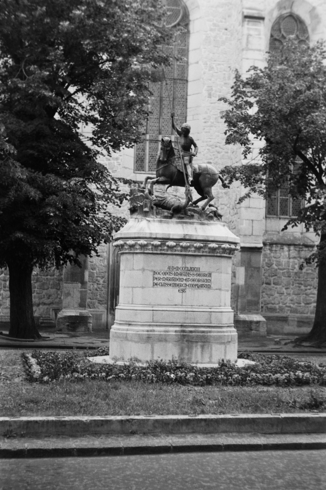 Romania,Transylvania, Cluj-Napoca, Farkas utca (Strada Mihail Kogălniceanu), a református templom előtt a Kolozsvári-fivérek prágai Sárkányölő Szent György szobrának másolata., 1963, Németh Tamás, sculpture, dragon portrayal, Saint George-portrayal, horse sculpture, Fortepan #30412