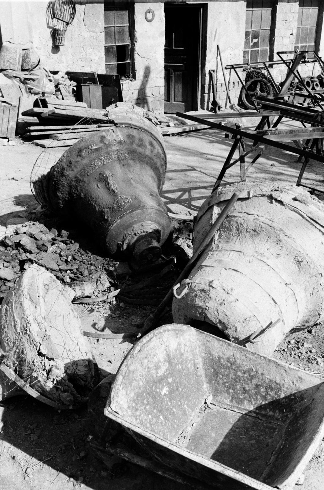 Magyarország, Őrbottyán, Gombos Lajos harangöntő mester műhelye., 1974, Szebeni András, harang, Fortepan #304120