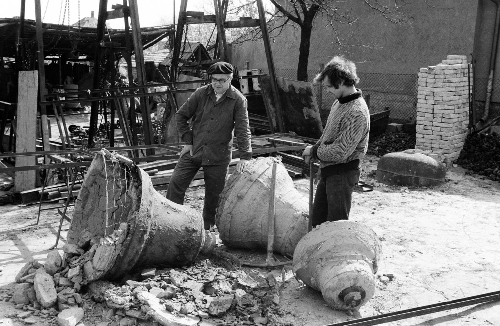 Hungary, Gombos Lajos harangöntő mester műhelye., 1974, Szebeni András, bell-maker, Fortepan #304122