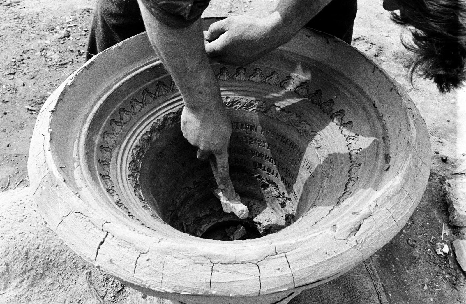 Magyarország, Őrbottyán, Gombos Lajos harangöntő mester műhelye., 1981, Szebeni András, harang, Fortepan #304123